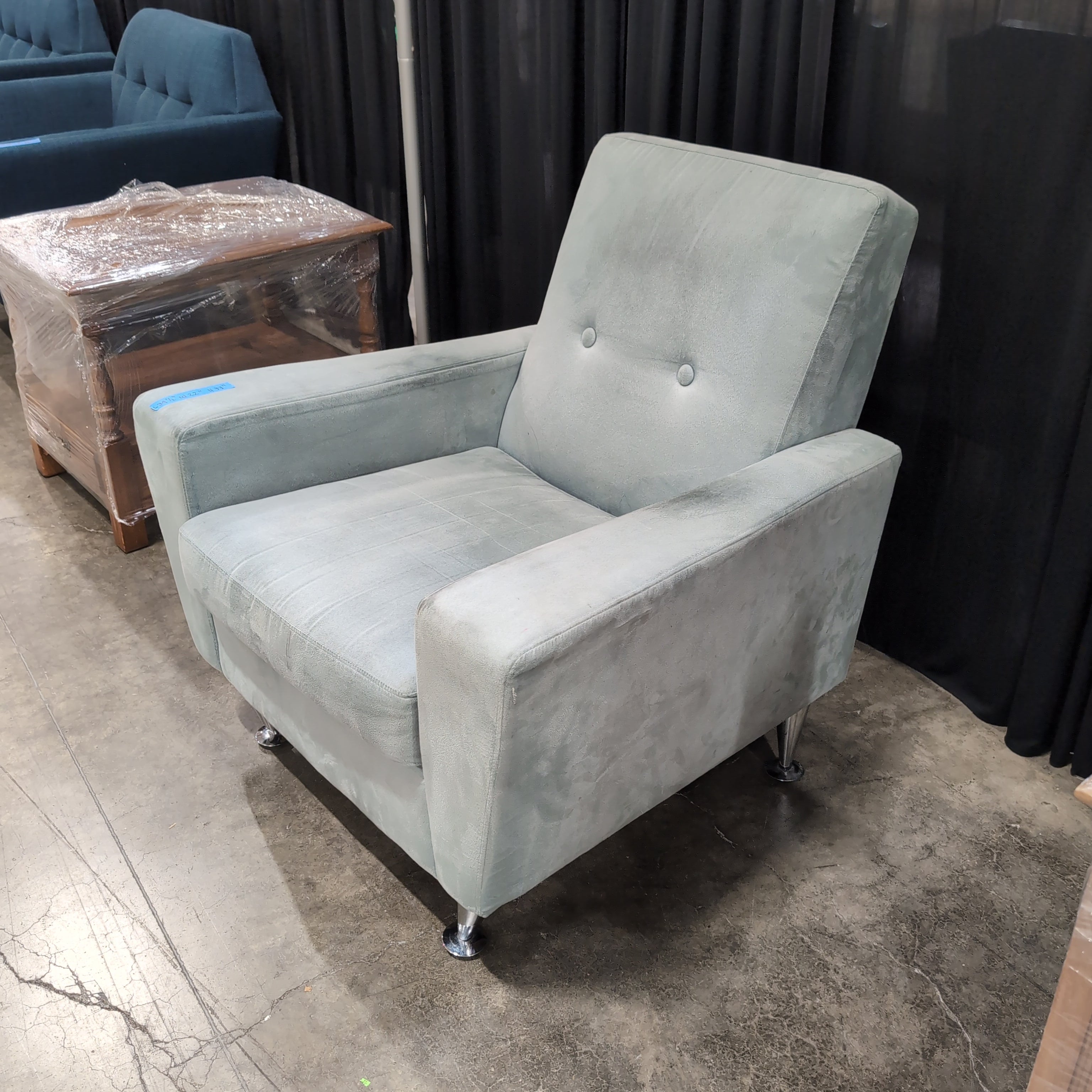 Light Gray Upholstered Armchair with Tufted Back