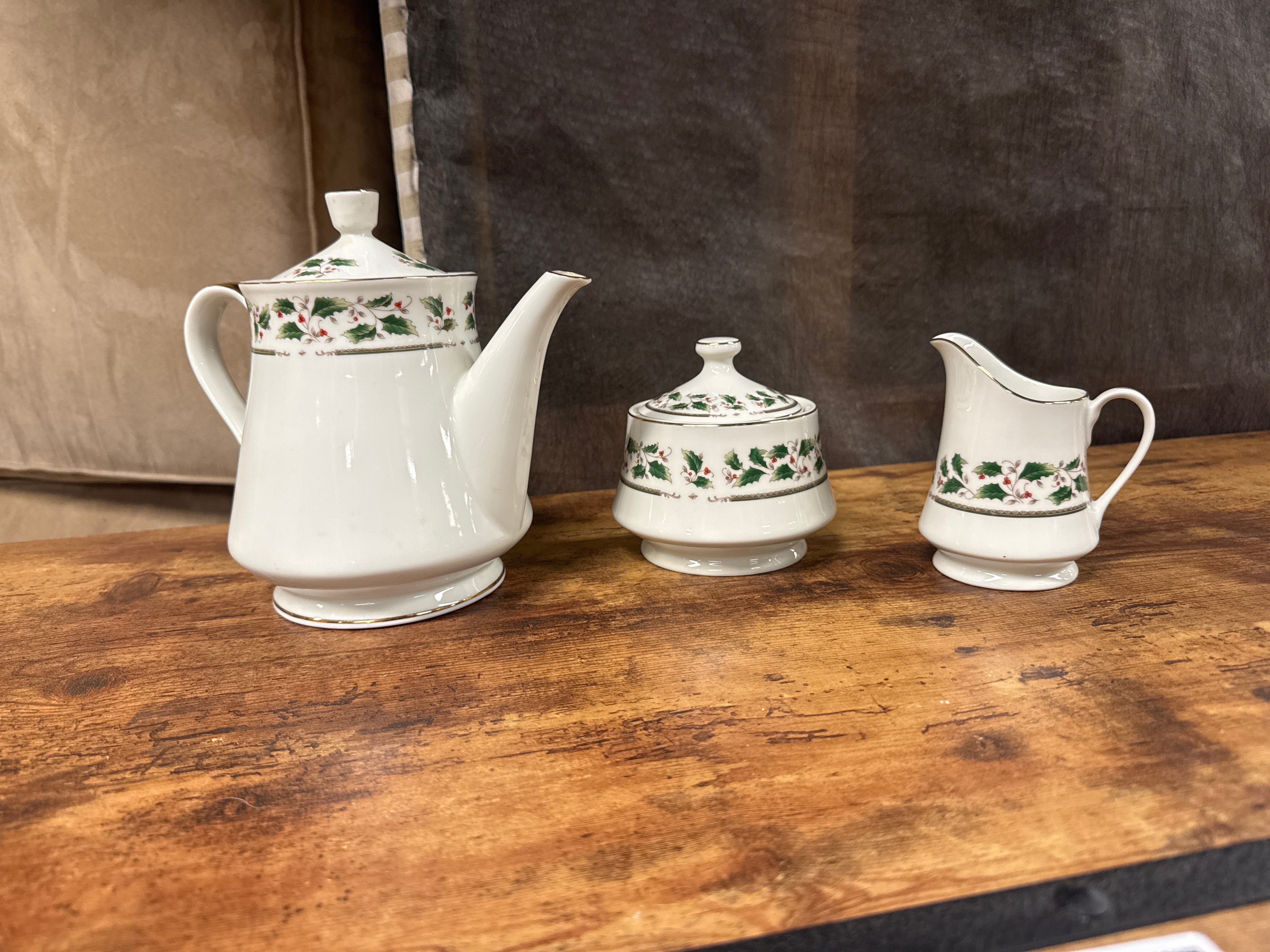 Royal Limited “Holly Holiday” 30-Piece Dinnerware Set – Vintage Christmas China