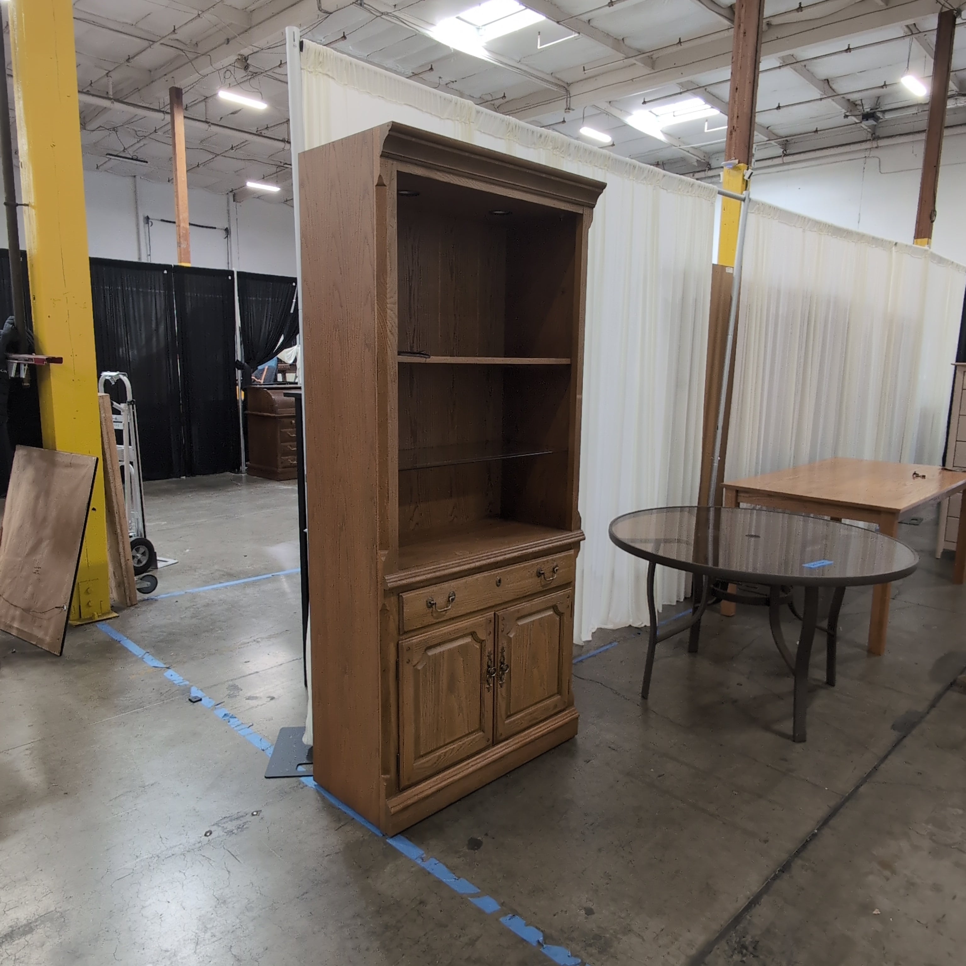 Thomasville Traditional Oak Wood China Cabinet with Recessed Lighting