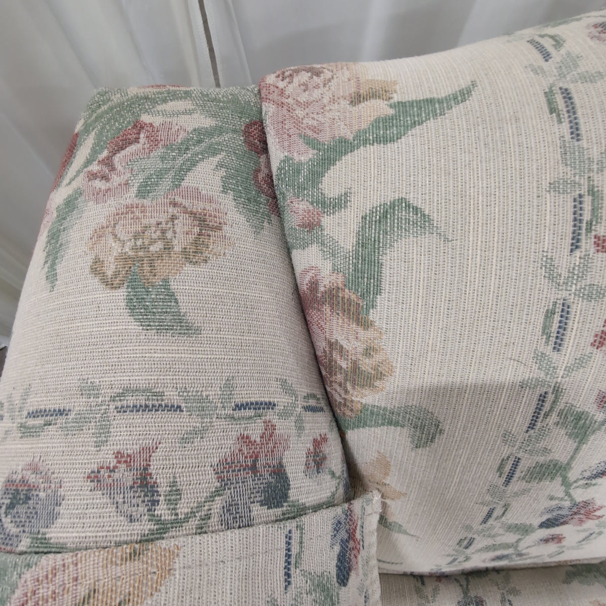 Flexsteel Industries Traditional Floral Patterned Skirted Couch