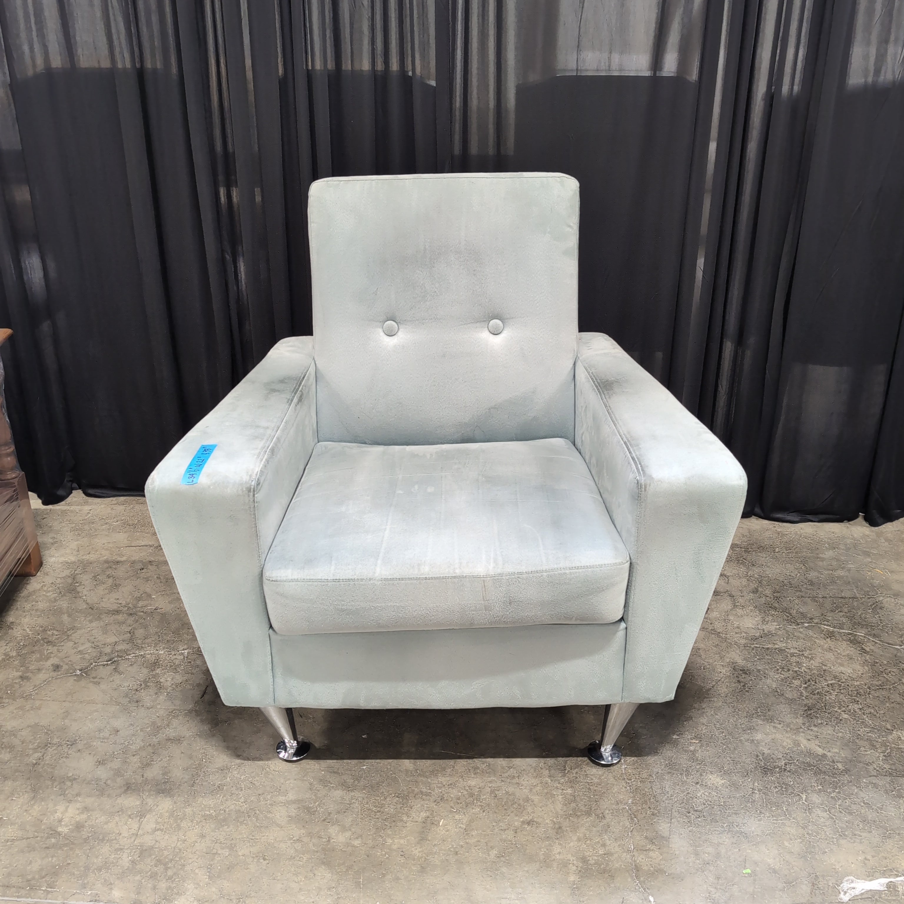 Light Gray Upholstered Armchair with Tufted Back
