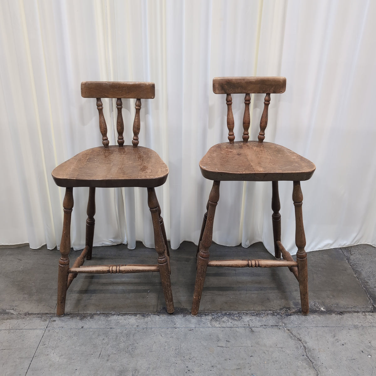 Pair of Traditional Spindle Back Dining Chair in Wood