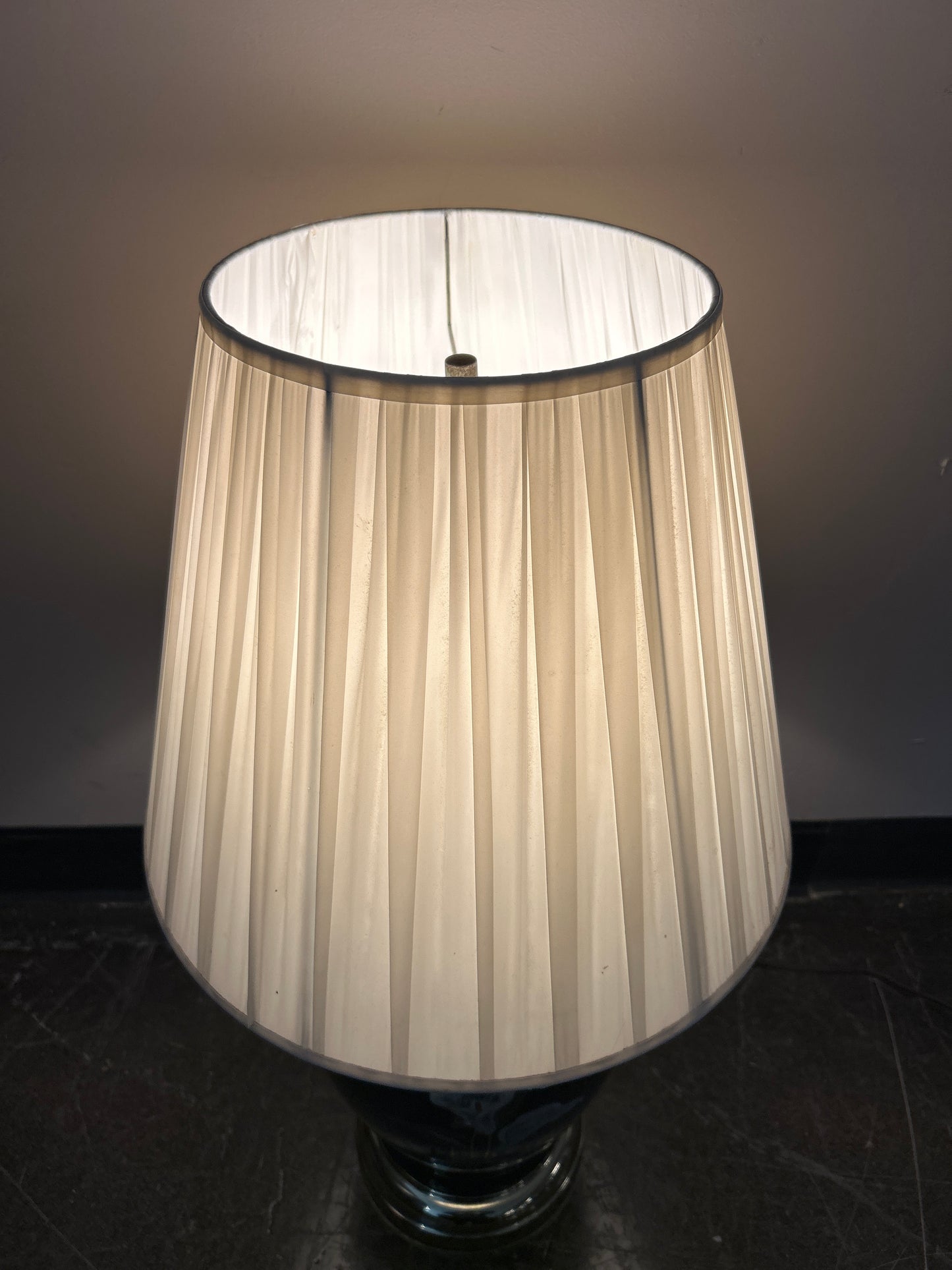 Elegant Dark Blue Table Lamp with White Calla Lily Design