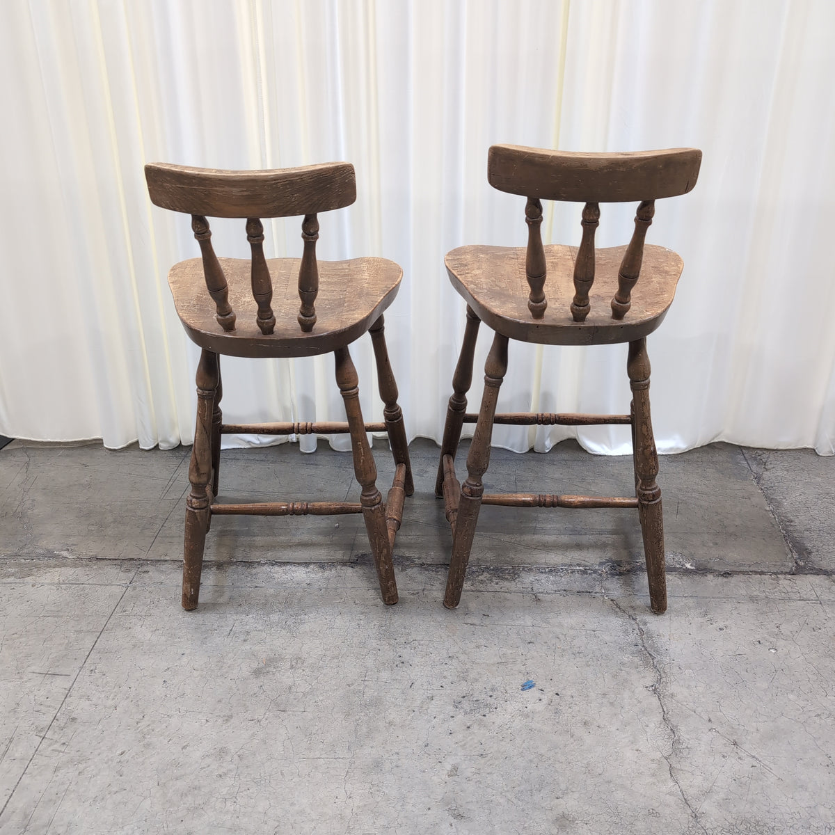 Pair of Traditional Spindle Back Dining Chair in Wood