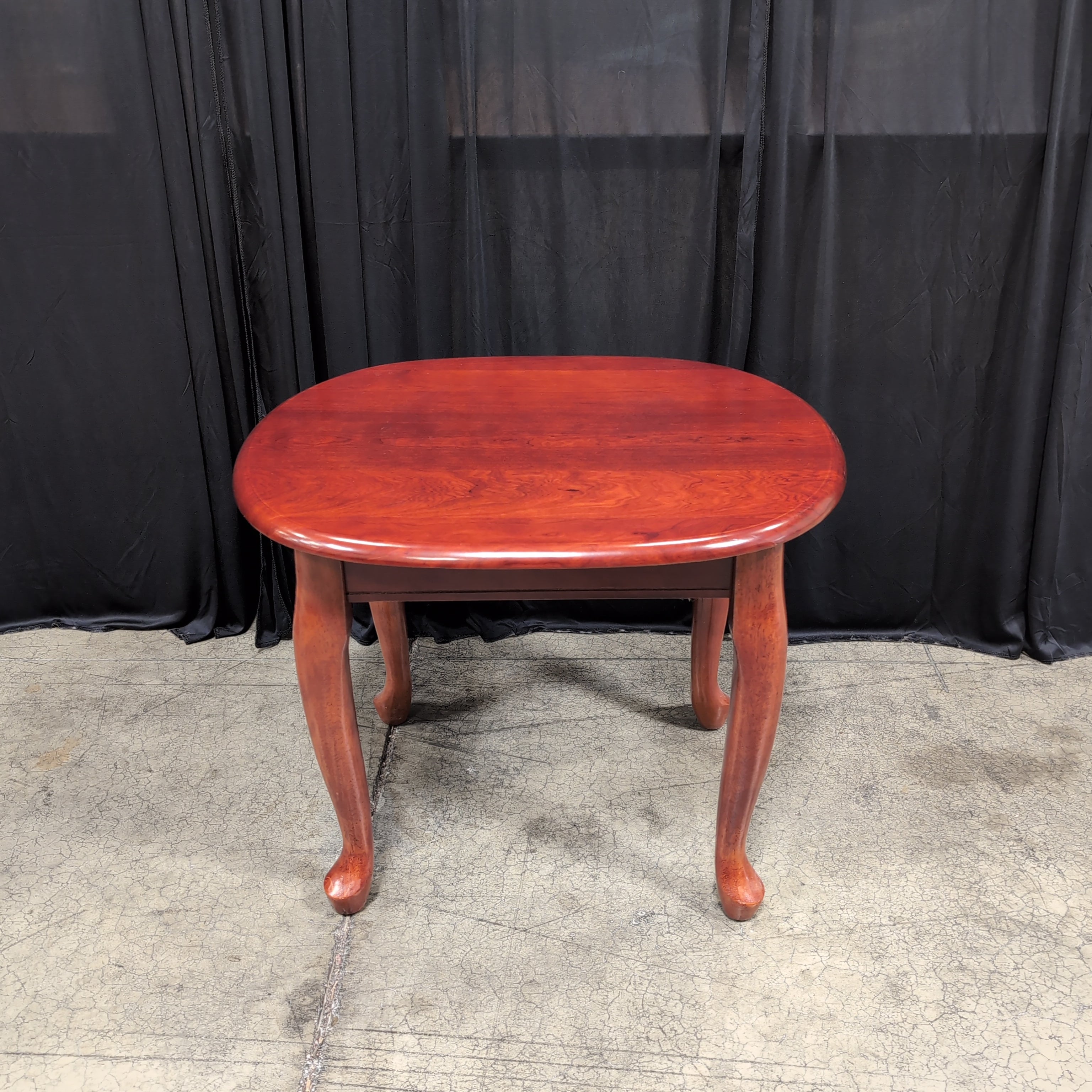 Traditional Oval Hardwood End Table in Cherry Finish