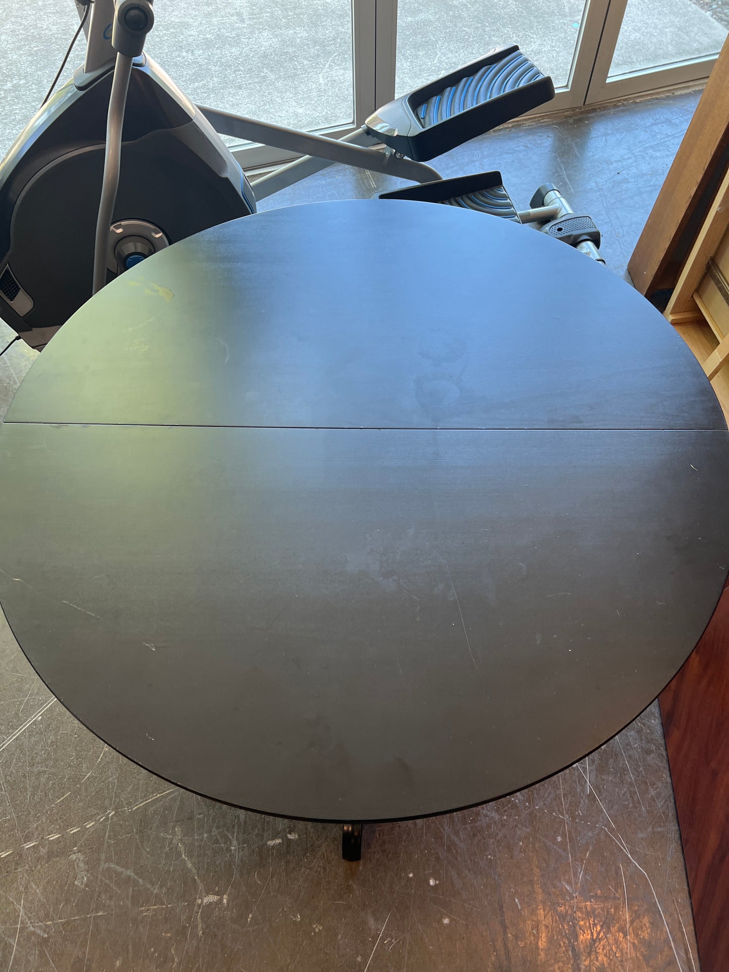 Black Round Pedestal Dining Table