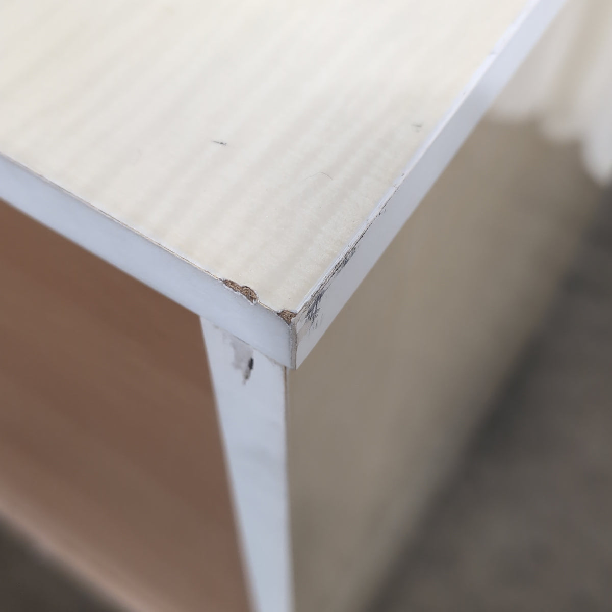 Cream Lacquered Six-Drawer Dresser with Fluted Top