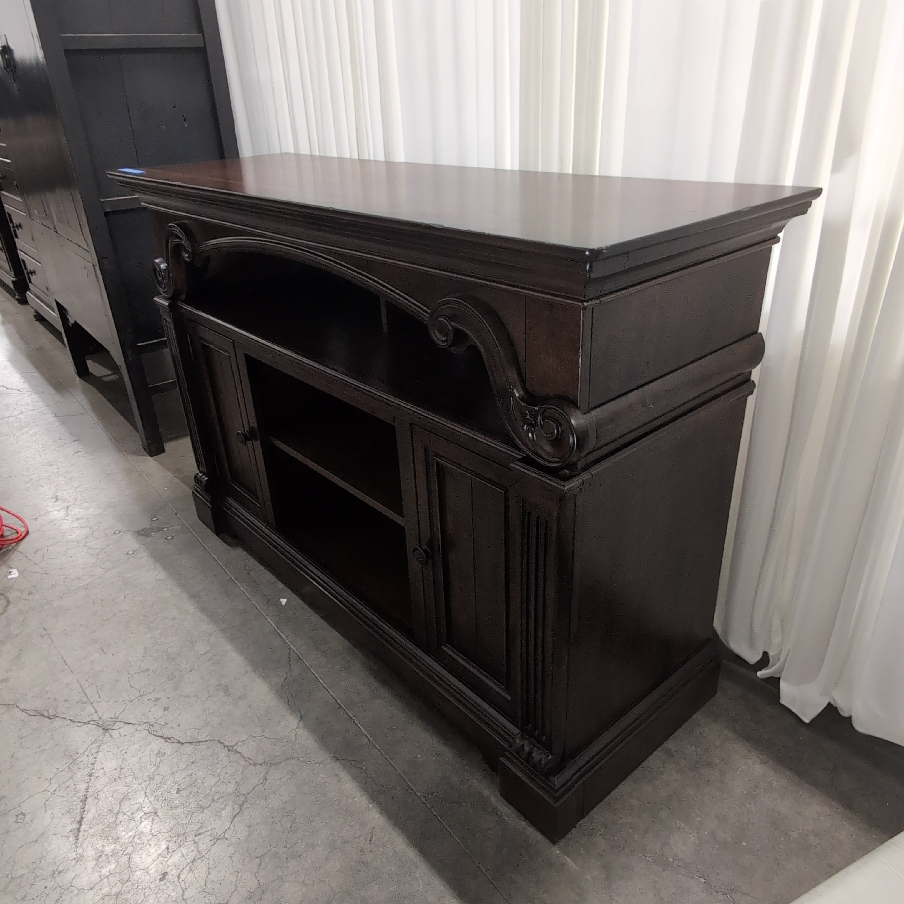 Dark Wood Traditional Style TV Stand with Ornate Carvings