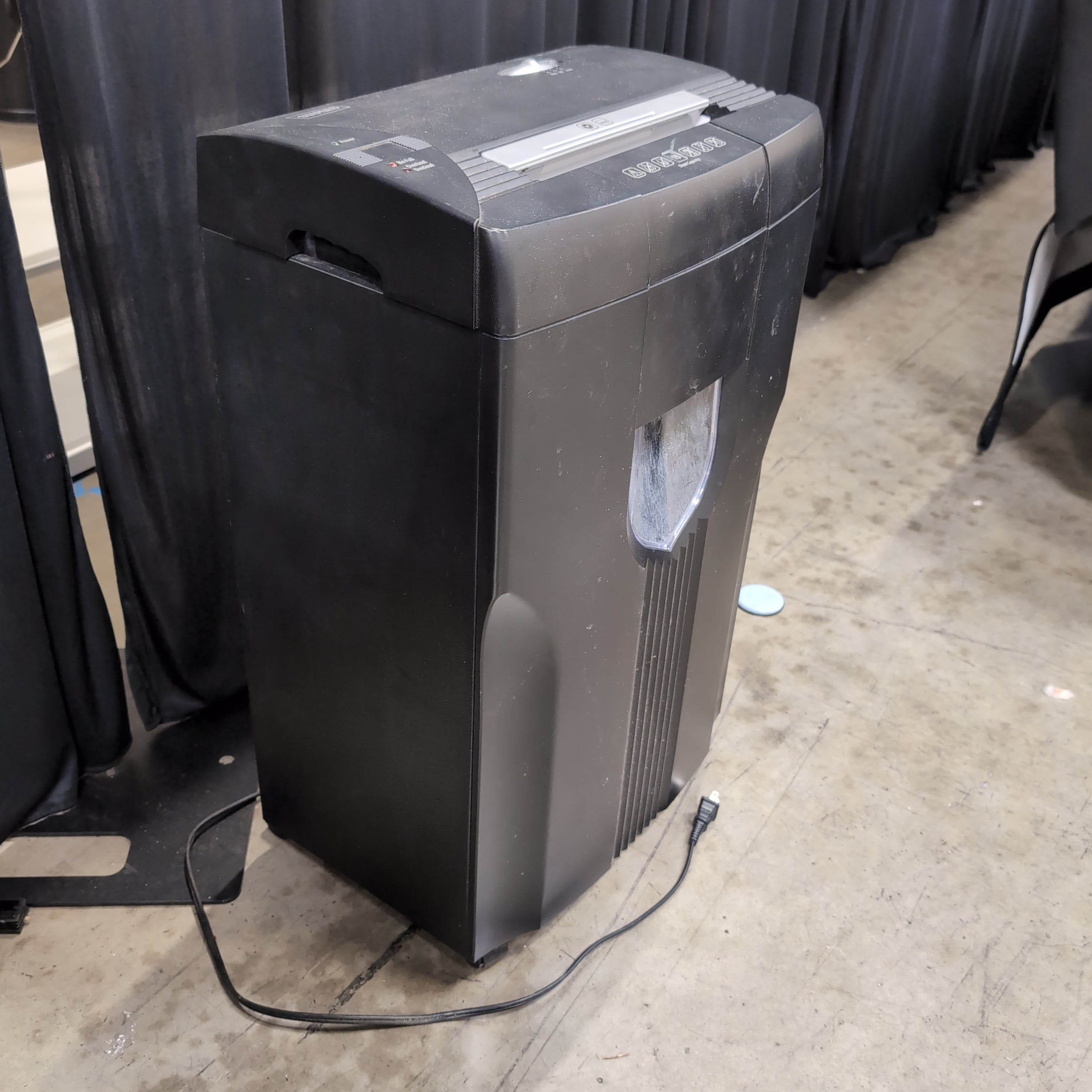 STAPLES Black Office Paper Shredder