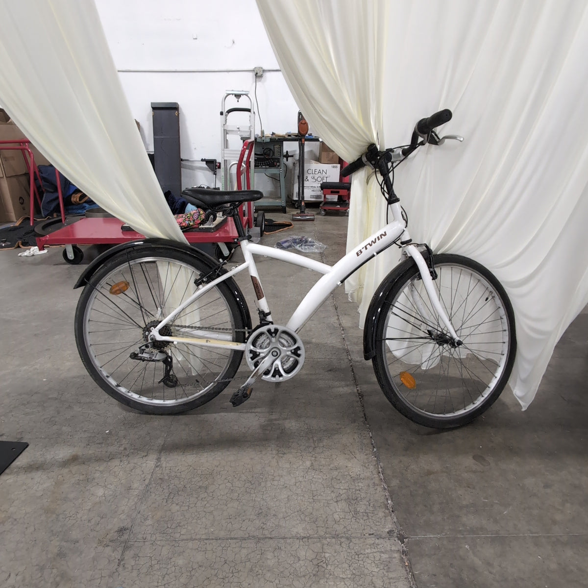 Btwin White Hybrid Bicycle with Fenders