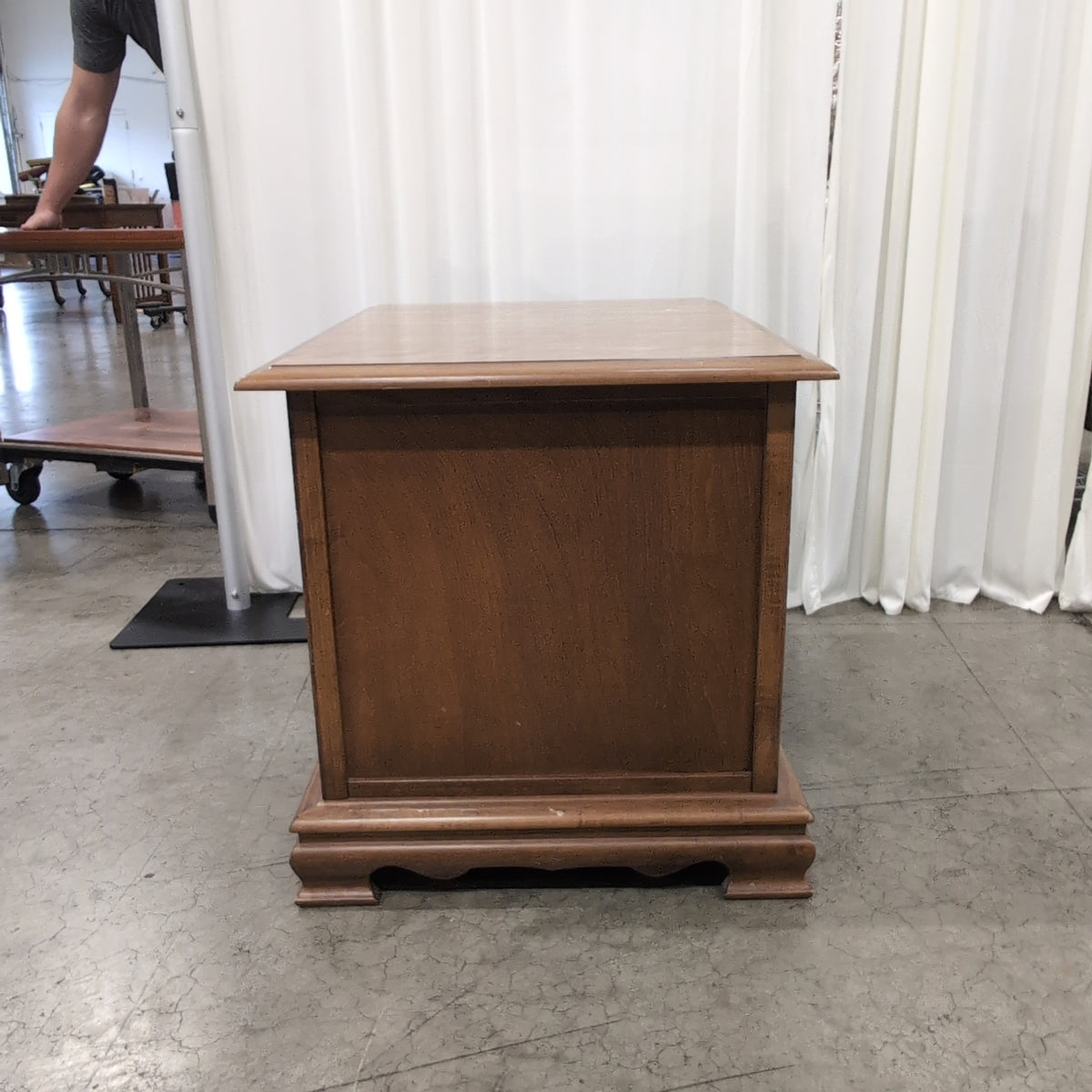 Traditional Light Wood Nightstand with Turned Legs