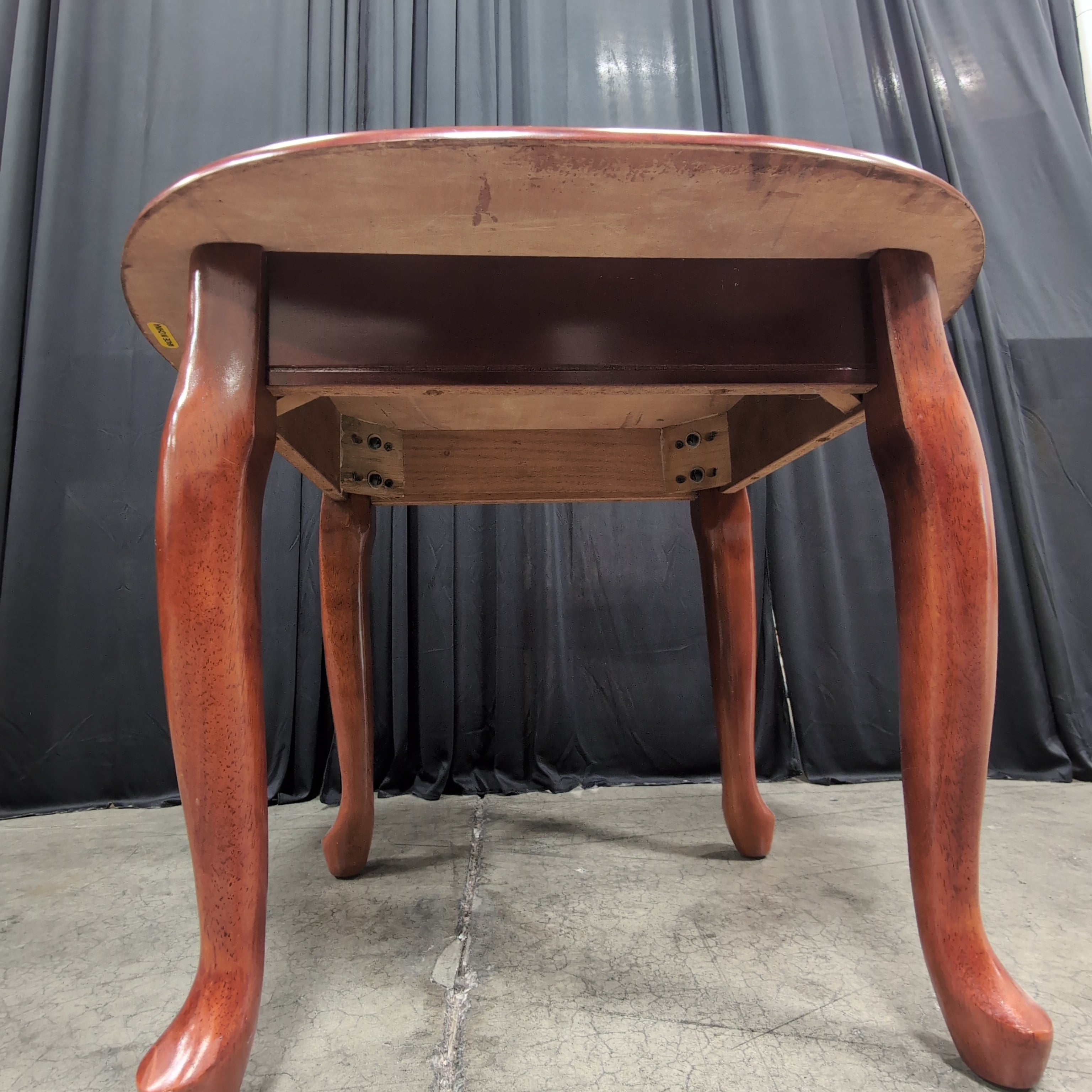 Traditional Oval Hardwood End Table in Cherry Finish
