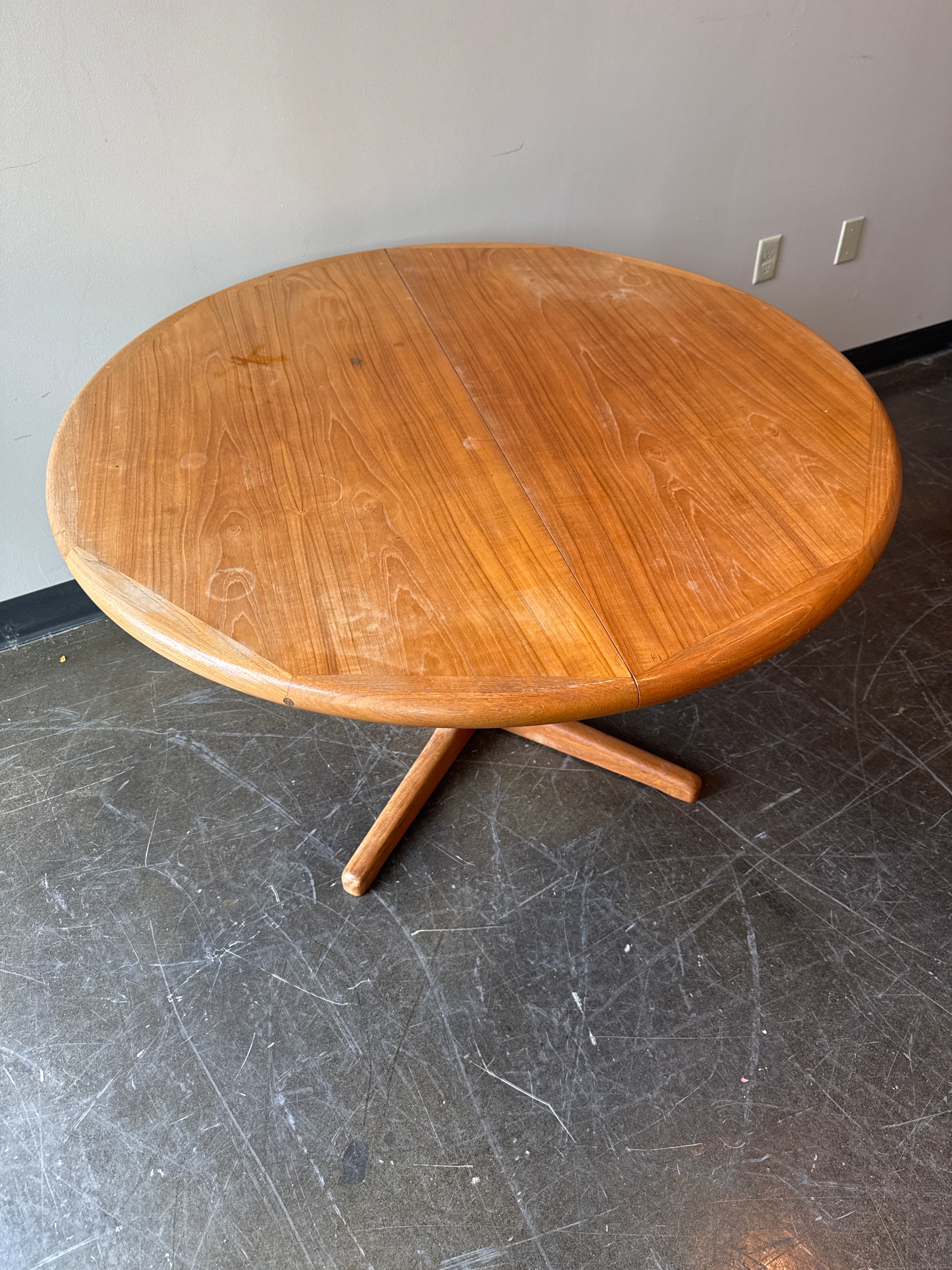 D-Scan Mid Century Teak Round Dining Table, 2 Leaves