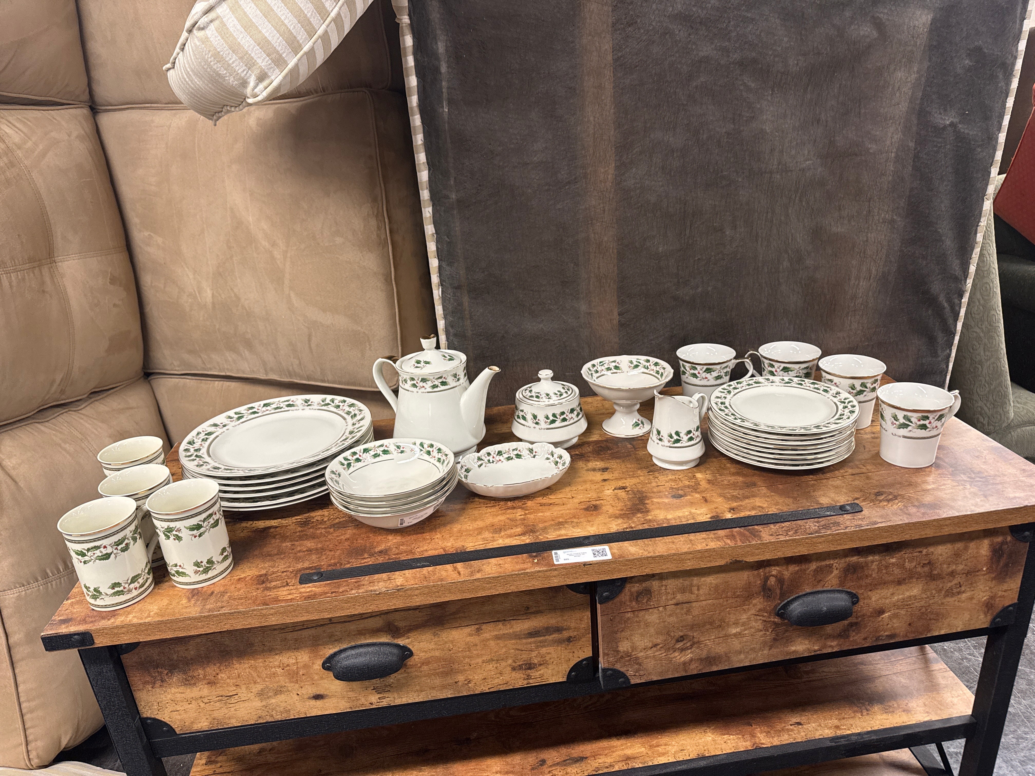 Royal Limited “Holly Holiday” 30-Piece Dinnerware Set – Vintage Christmas China
