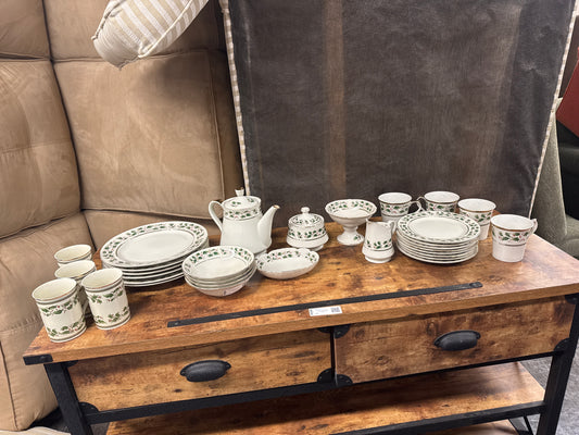 Royal Limited “Holly Holiday” 30-Piece Dinnerware Set – Vintage Christmas China