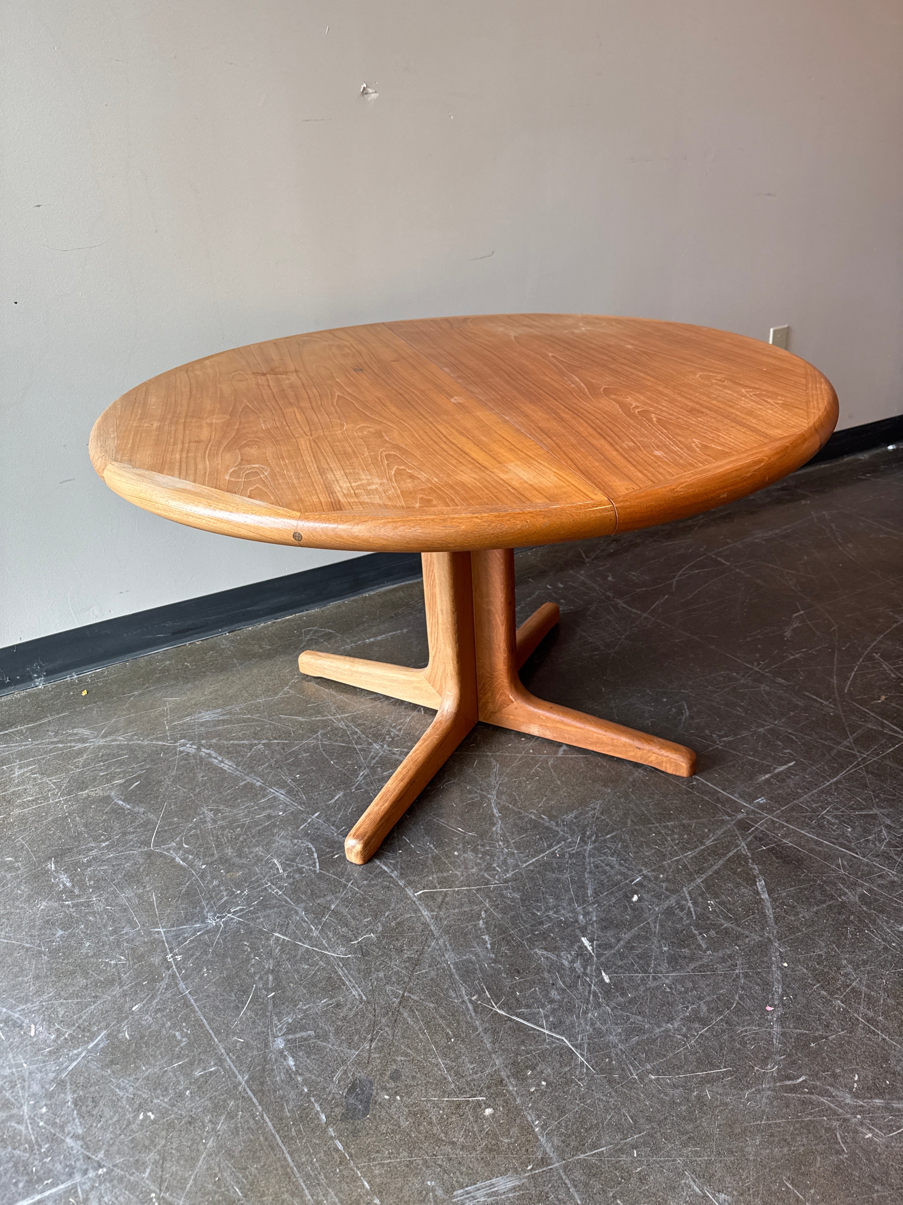 D-Scan Mid Century Teak Round Dining Table, 2 Leaves