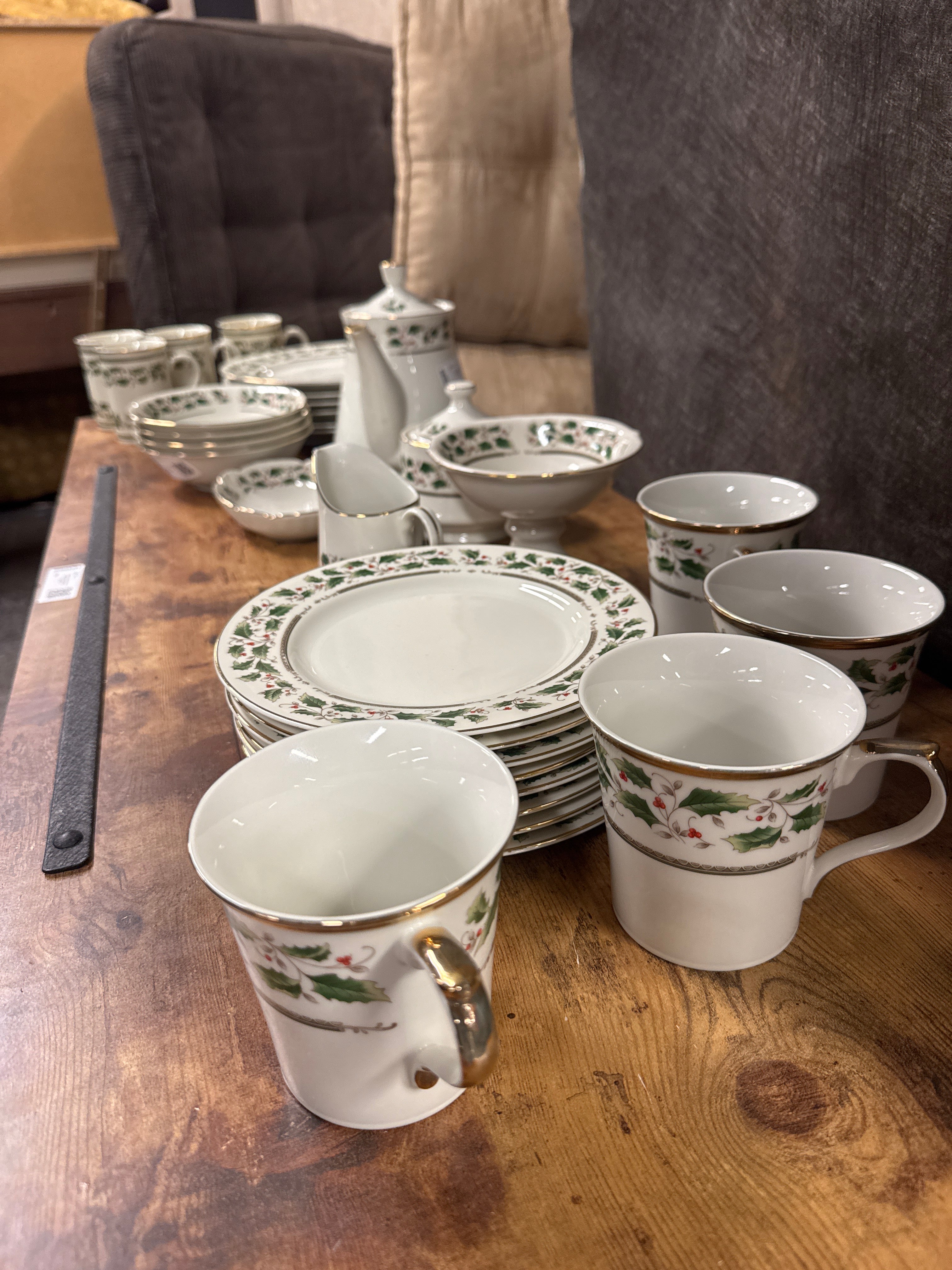 Royal Limited “Holly Holiday” 30-Piece Dinnerware Set – Vintage Christmas China