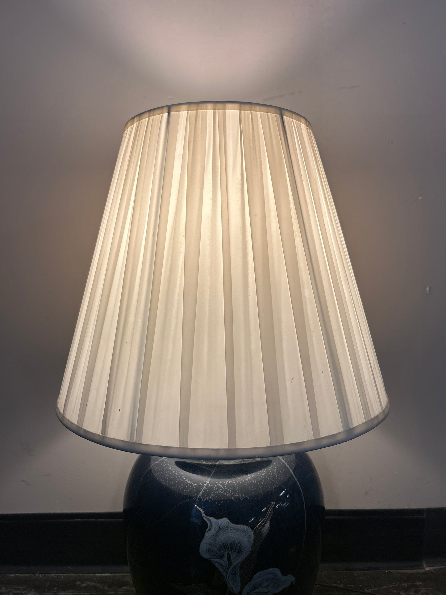 Elegant Dark Blue Table Lamp with White Calla Lily Design