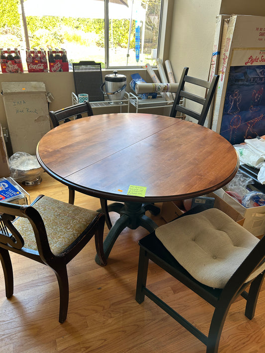 Circle Dining Table Set w/ 4  Mismatched Chairs