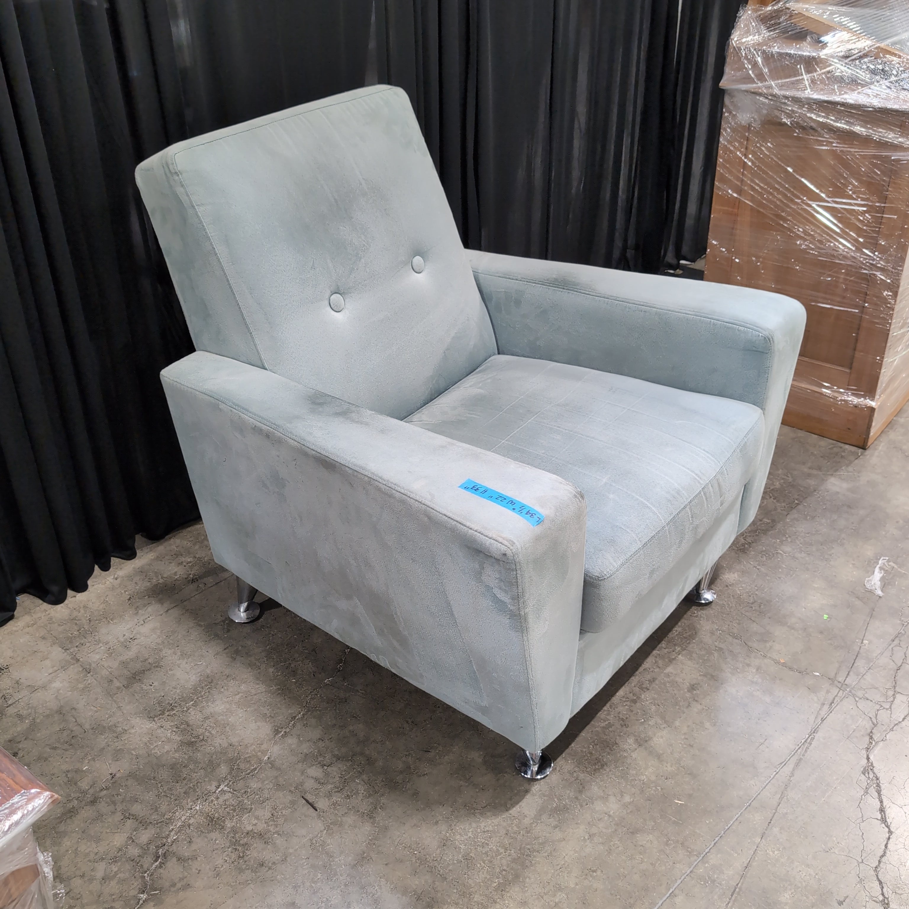 Light Gray Upholstered Armchair with Tufted Back