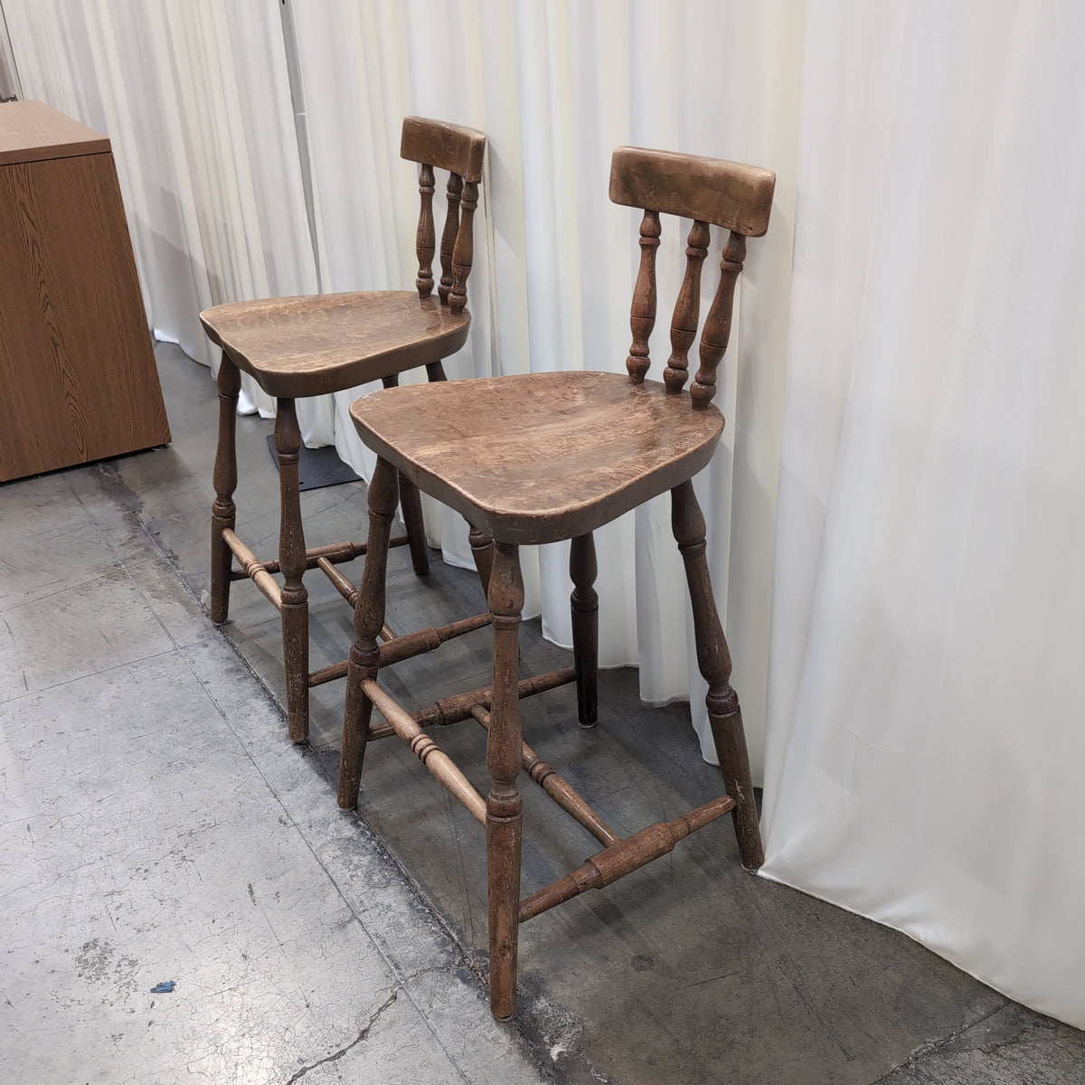 Pair of Traditional Spindle Back Dining Chair in Wood
