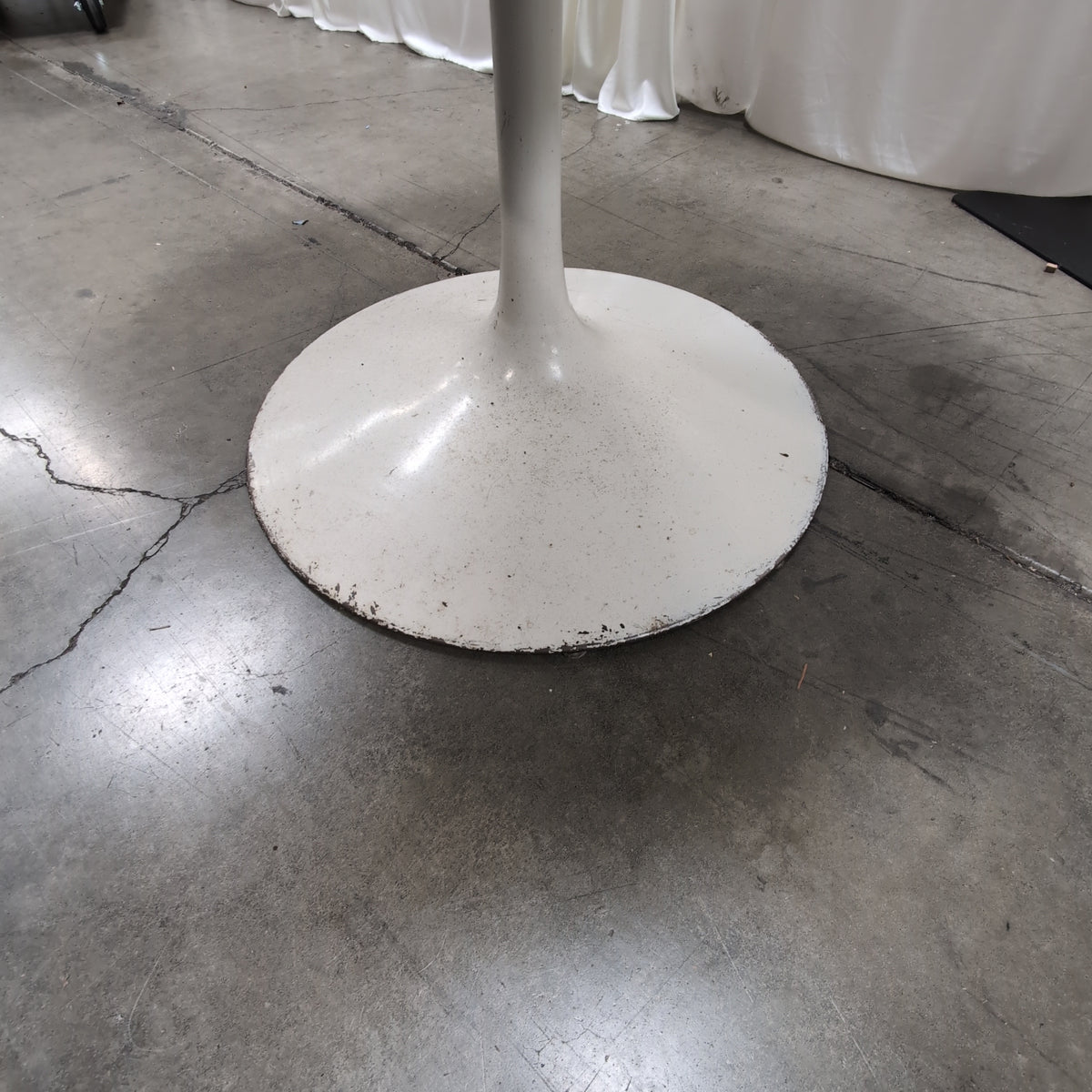 Off-White Round Dining Table with Pedestal Base