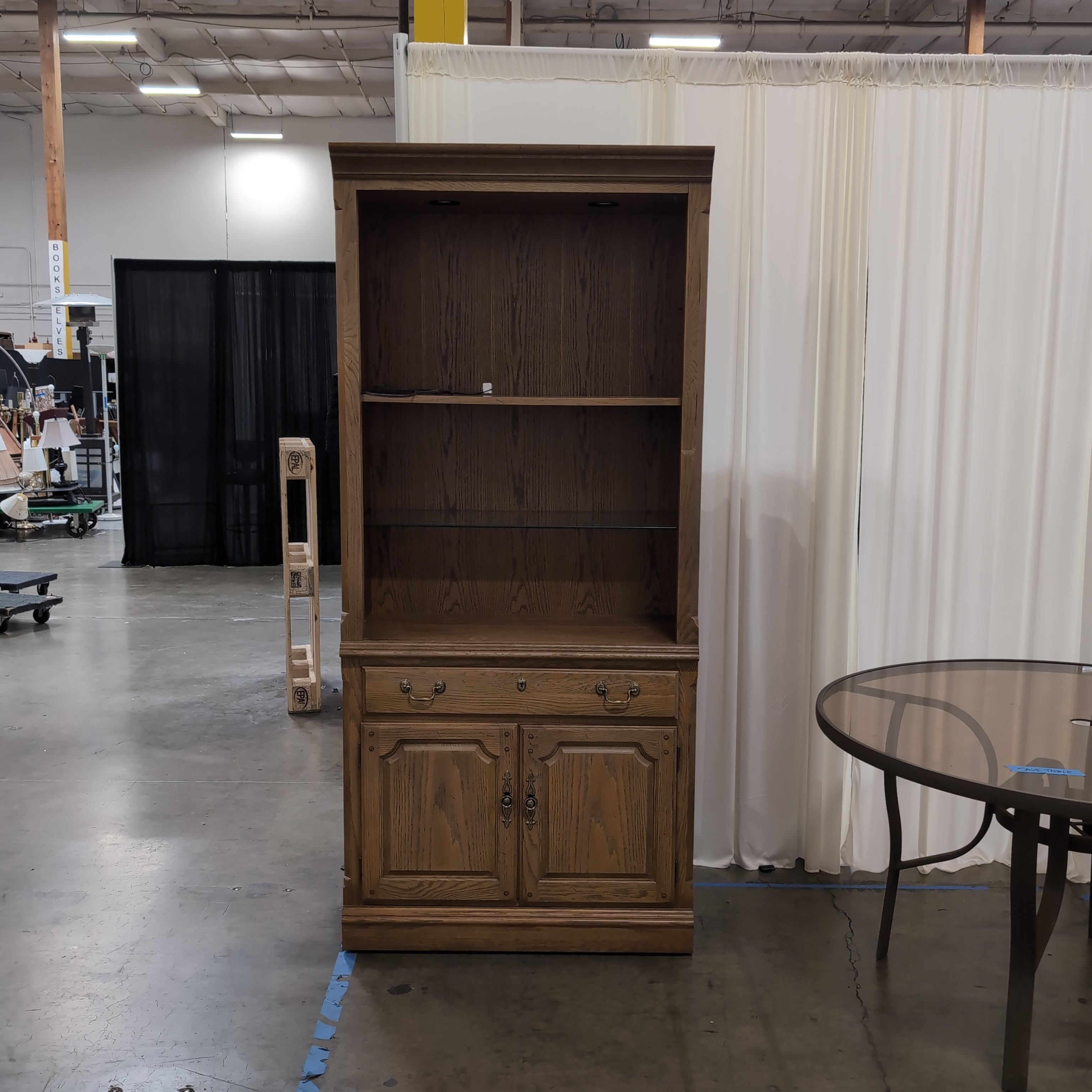 Thomasville Traditional Oak Wood China Cabinet with Recessed Lighting