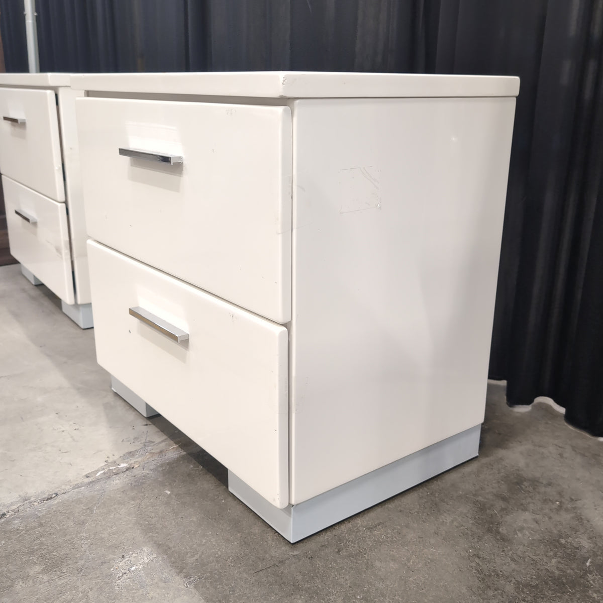 Modern White Single-Drawer Nightstand with Recessed Handle