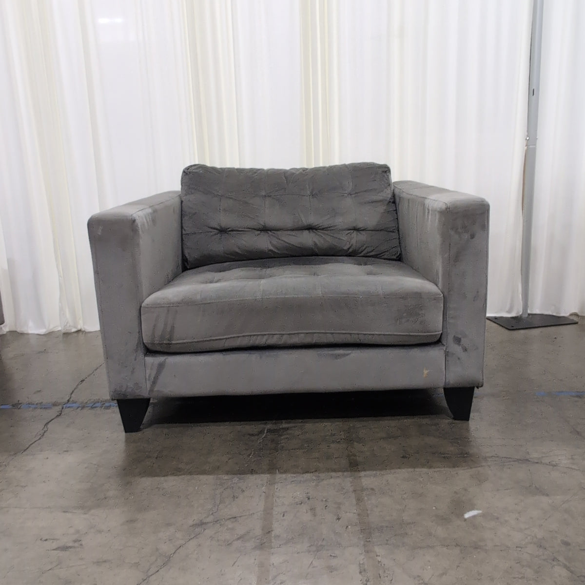 Contemporary Grey Tufted Armchair in Velvet