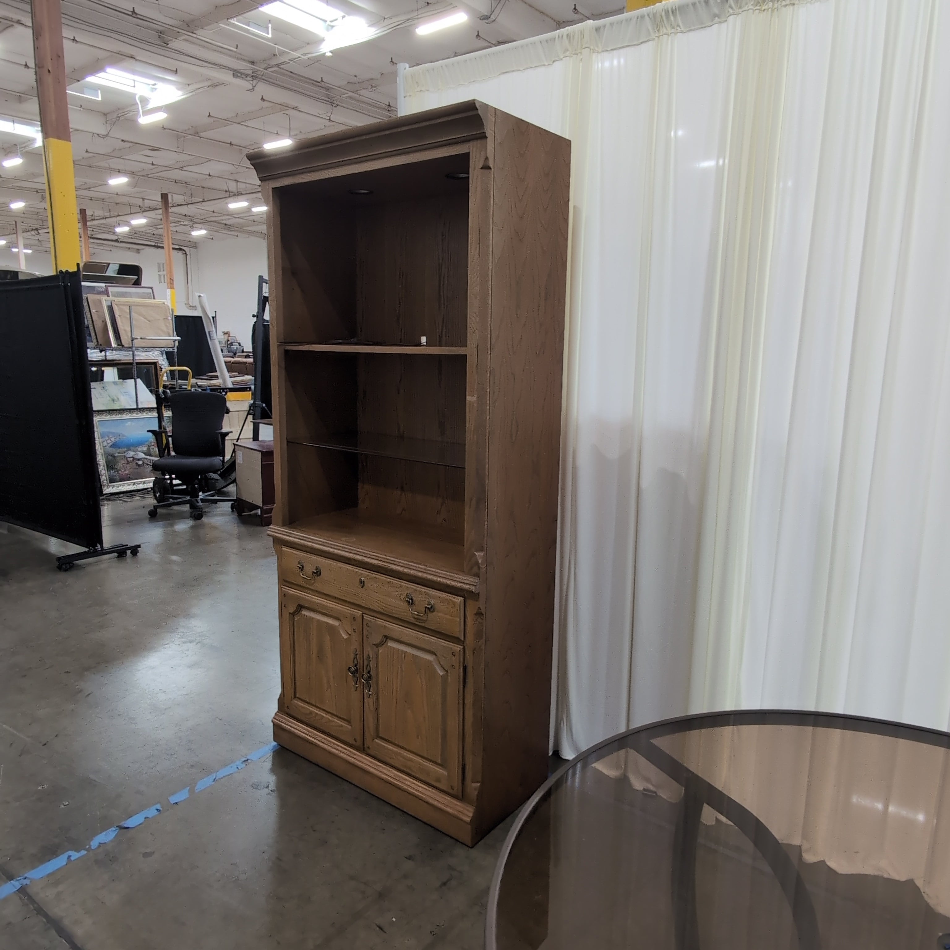 Thomasville Traditional Oak Wood China Cabinet with Recessed Lighting