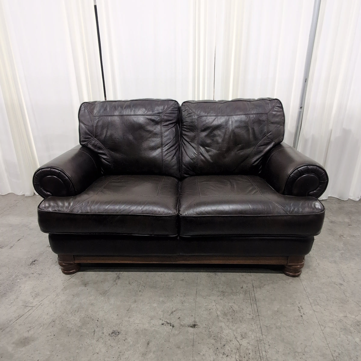 Traditional Rolled Arm Loveseat in Dark Brown Leather