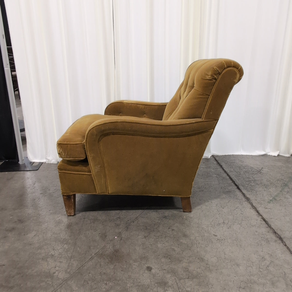 Retro Gold Velvet Tufted Chair