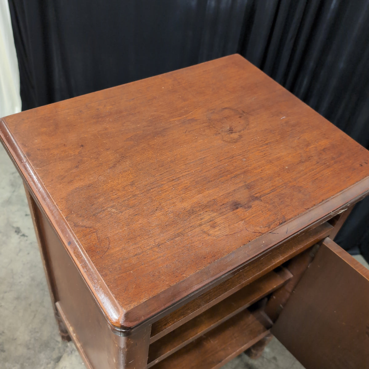 Traditional Reddish-Brown Wood Nightstand with Cabinet Door