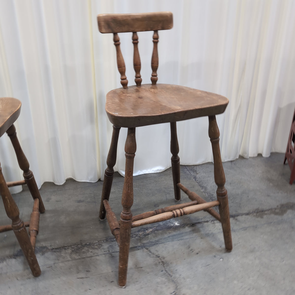 Pair of Traditional Spindle Back Dining Chair in Wood