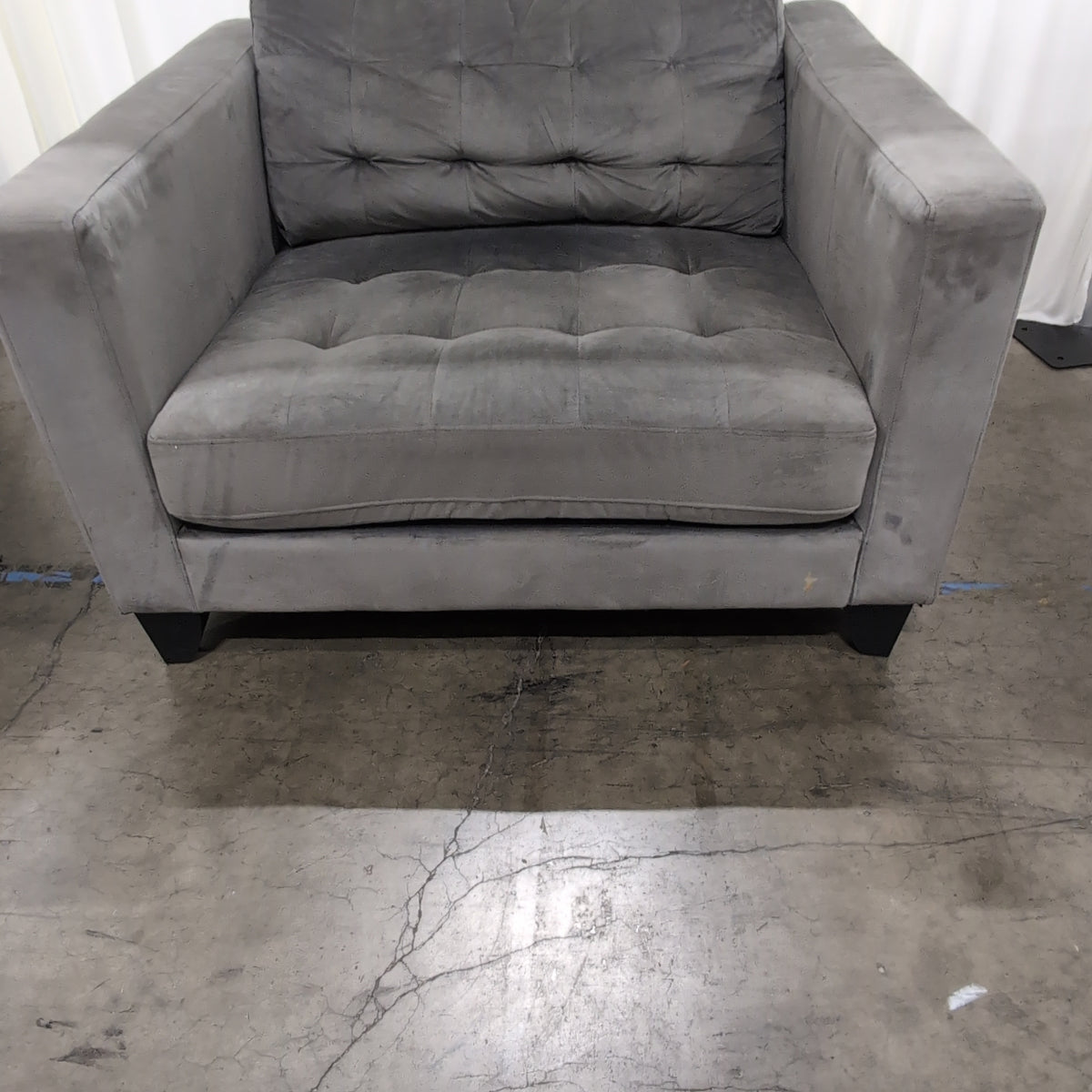 Contemporary Grey Tufted Armchair in Velvet