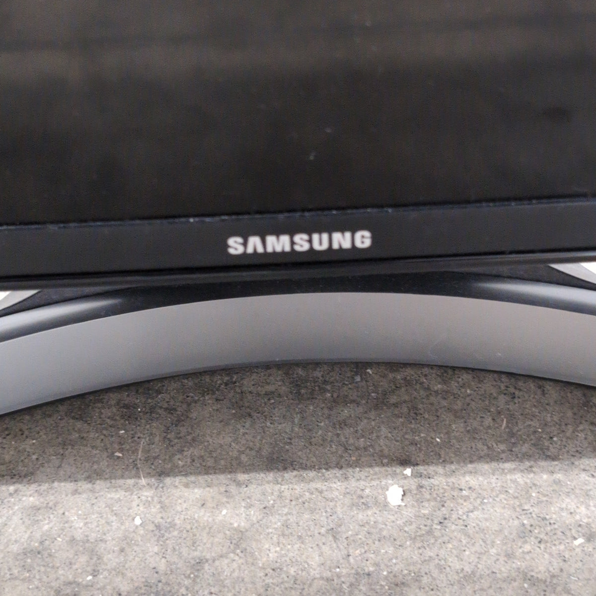 SAMSUNG Black Flat Screen TV with Stand