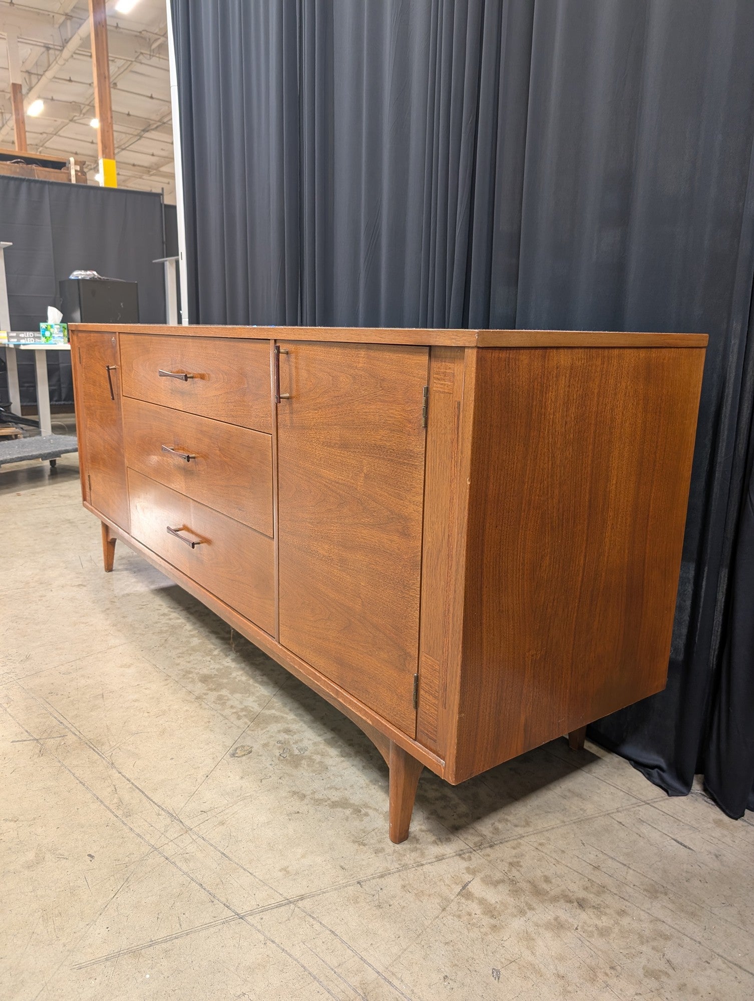 Kroehler Mid-Century Walnut Dresser with Tapered Legs