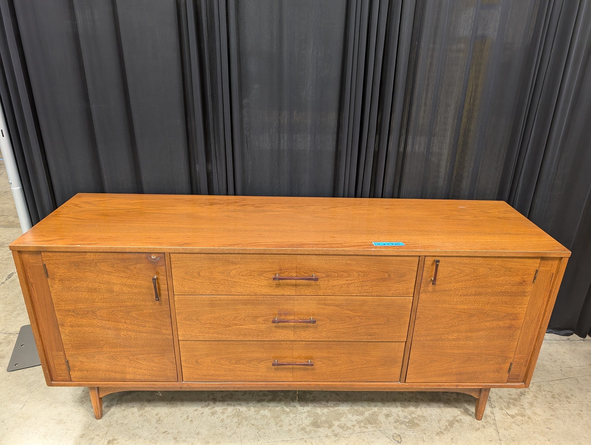 Kroehler Mid-Century Walnut Dresser with Tapered Legs