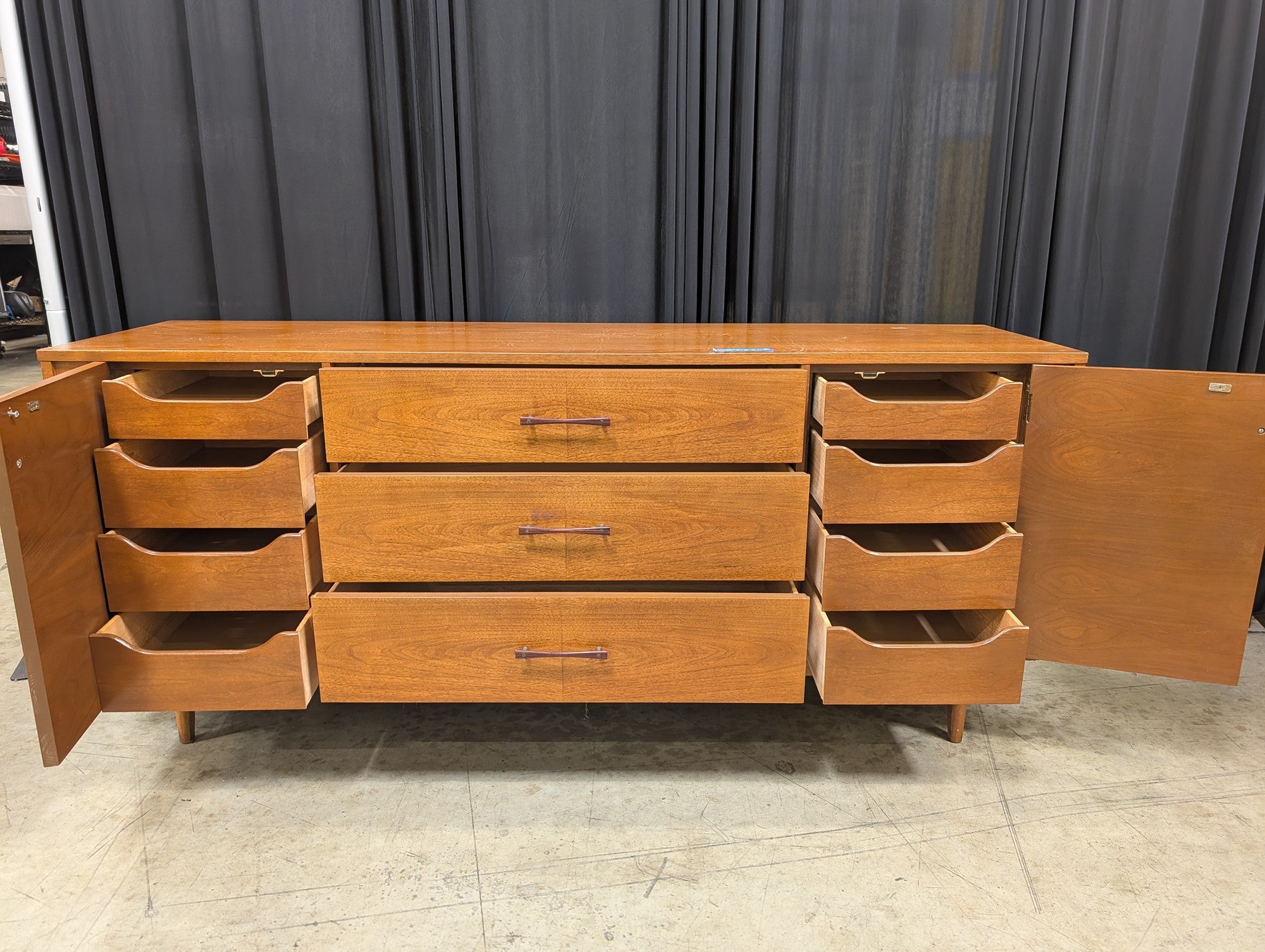 Kroehler Mid-Century Walnut Dresser with Tapered Legs