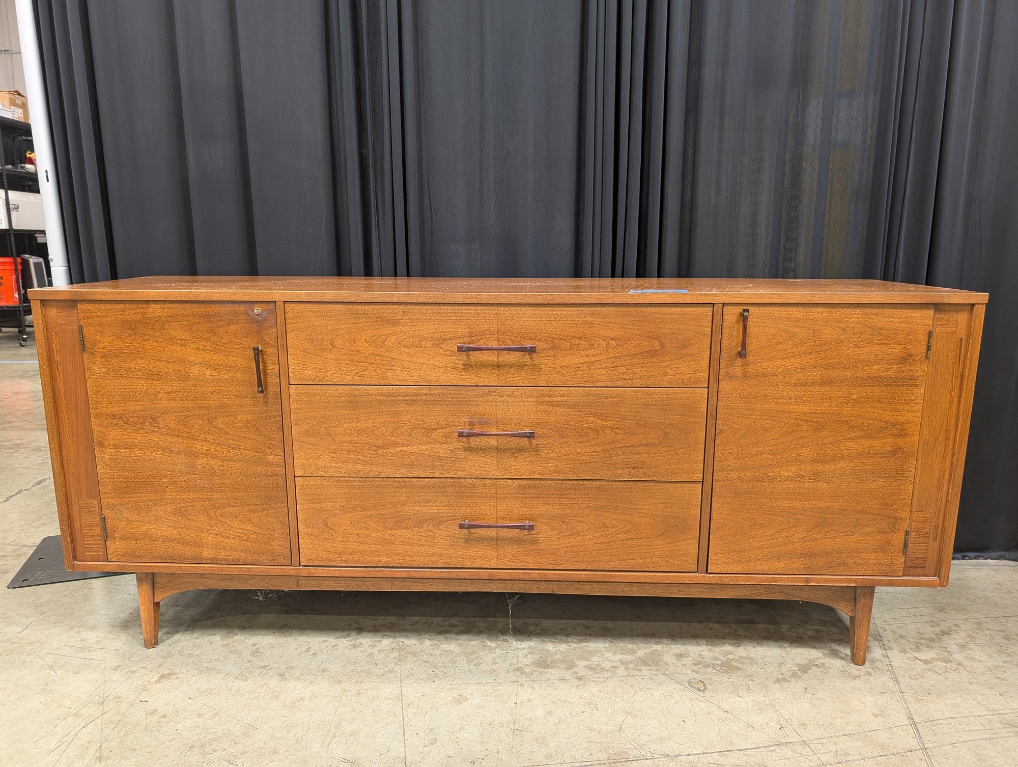 Kroehler Mid-Century Walnut Dresser with Tapered Legs