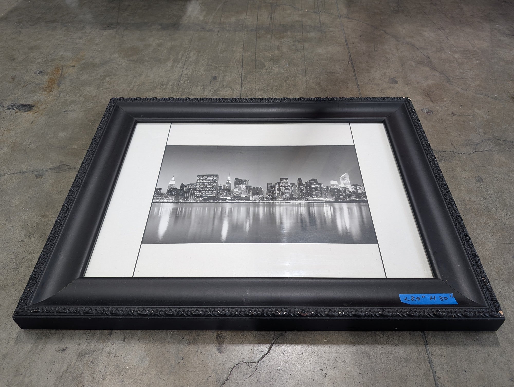 BED BATH & BEYOND Black and White Cityscape Picture Frame