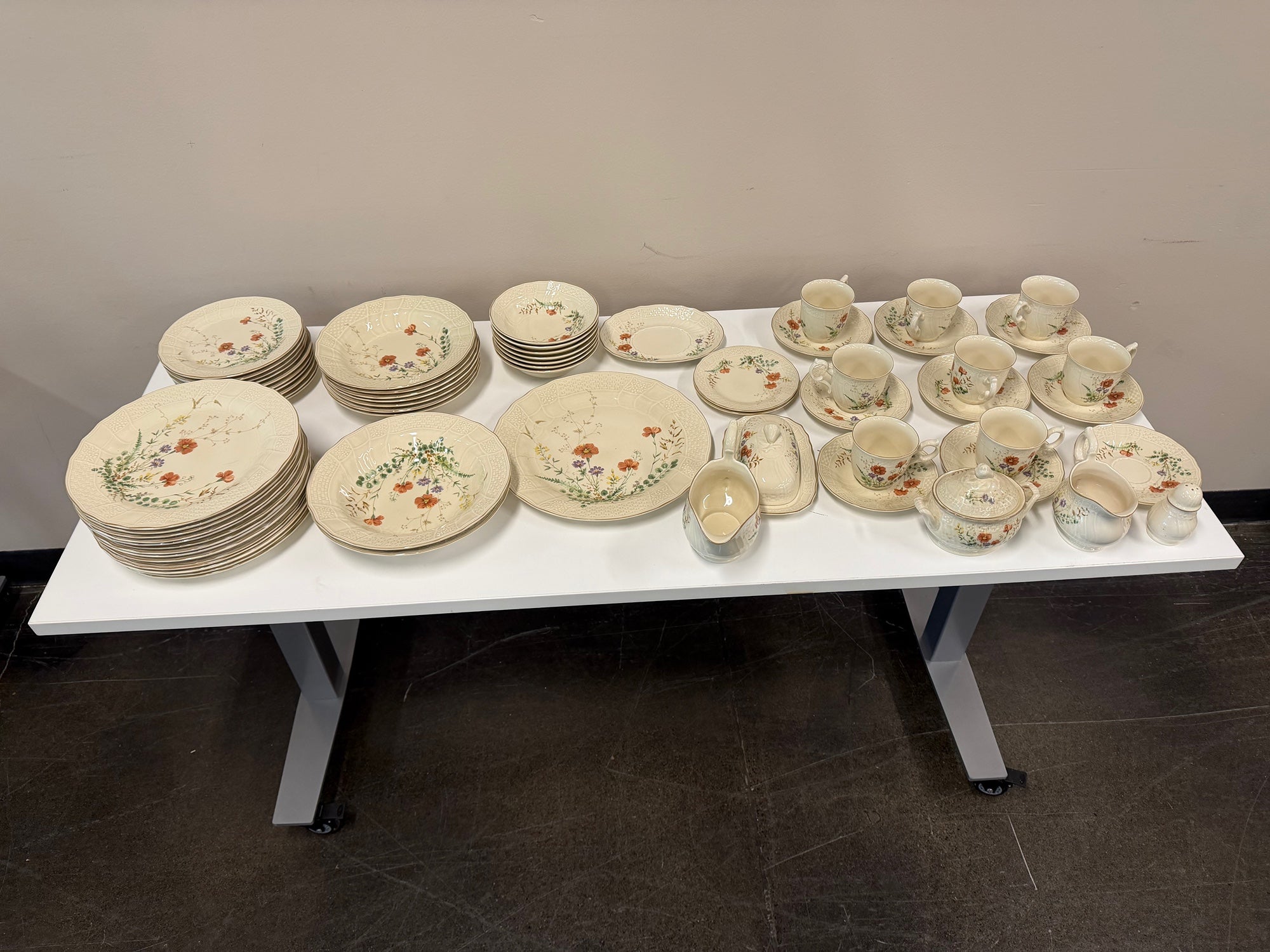 Mikasa Fine Ivory Margaux (D1006) 66-Piece Floral Dinnerware Set