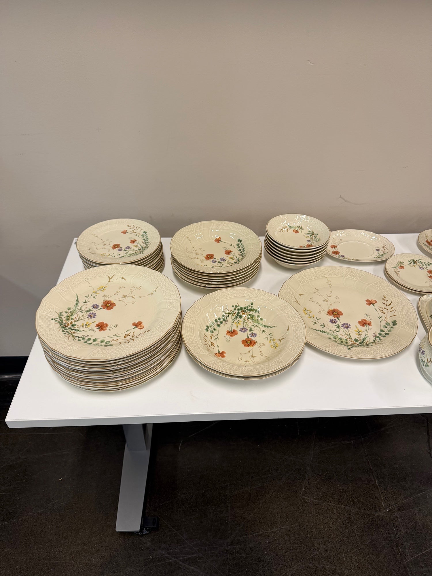 Mikasa Fine Ivory Margaux (D1006) 66-Piece Floral Dinnerware Set