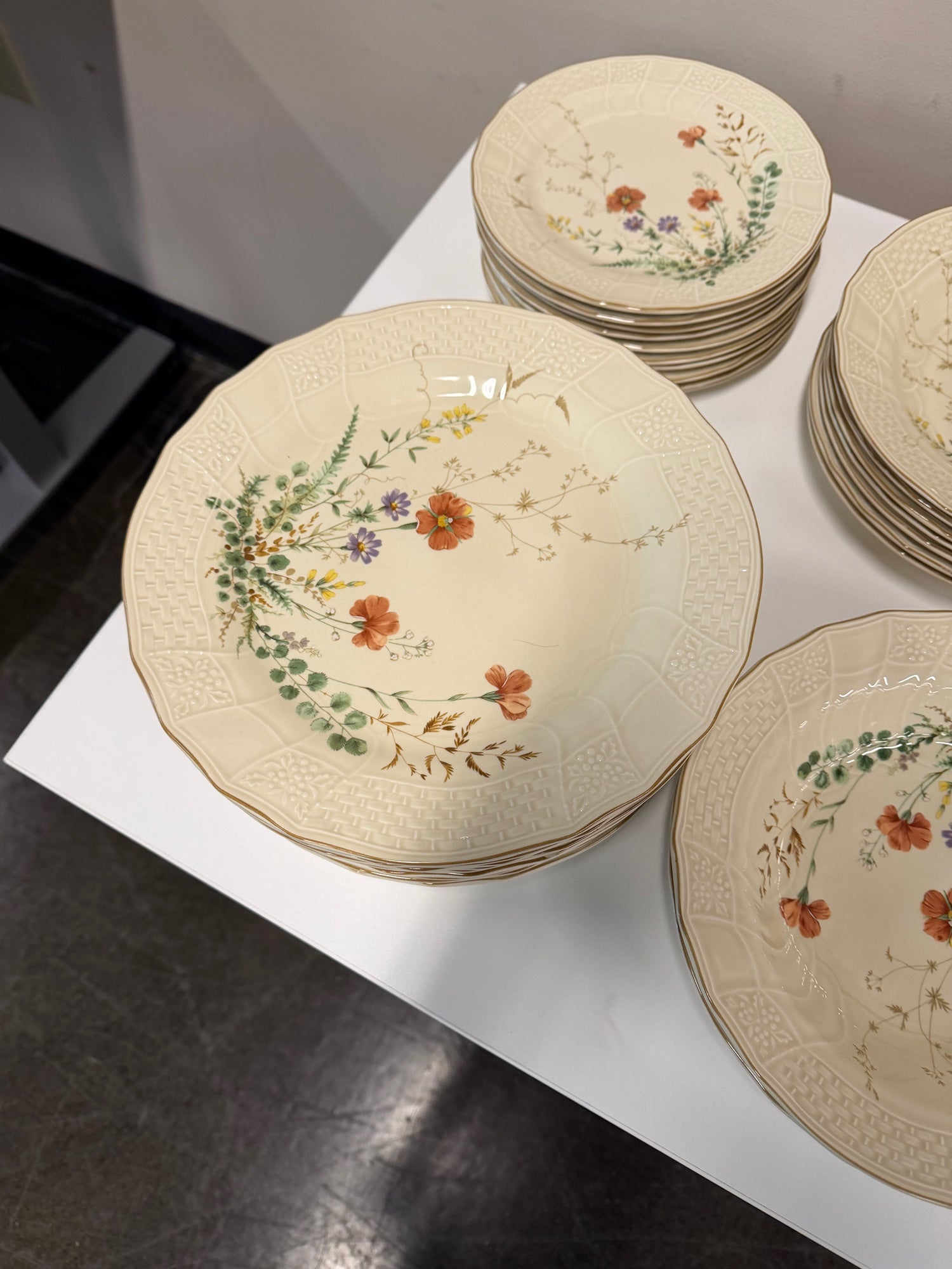Mikasa Fine Ivory Margaux (D1006) 66-Piece Floral Dinnerware Set