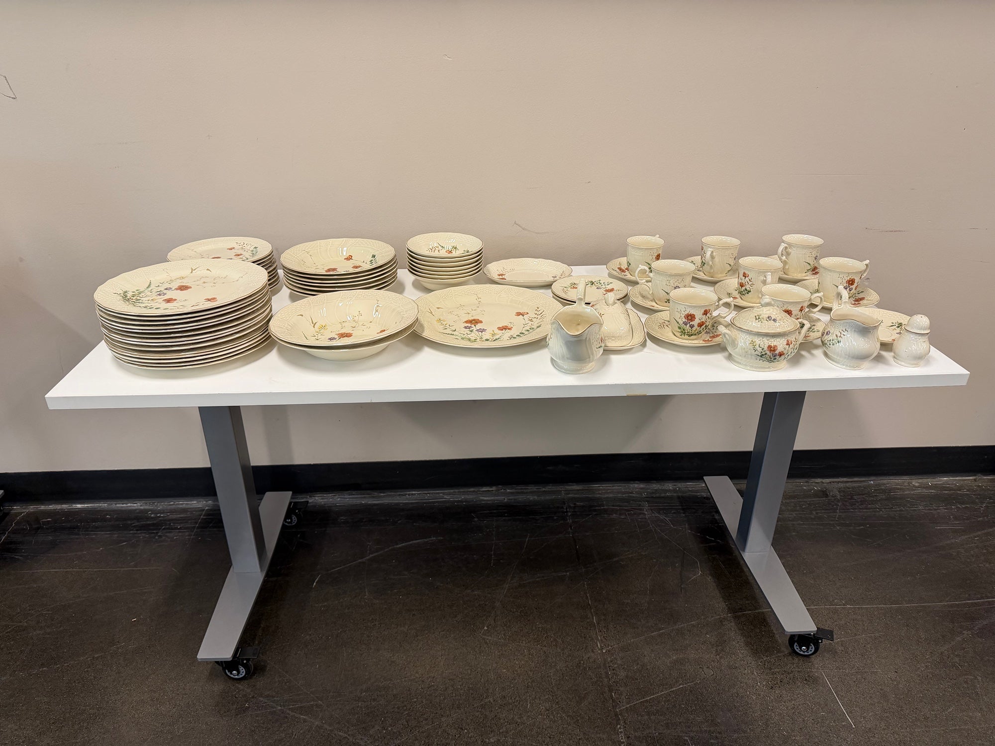 Mikasa Fine Ivory Margaux (D1006) 66-Piece Floral Dinnerware Set