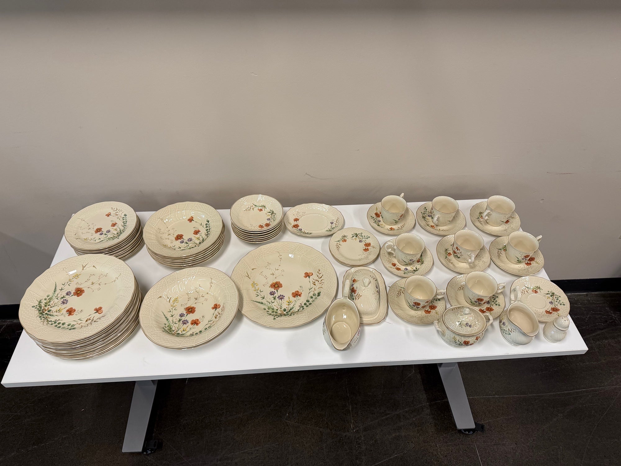 Mikasa Fine Ivory Margaux (D1006) 66-Piece Floral Dinnerware Set