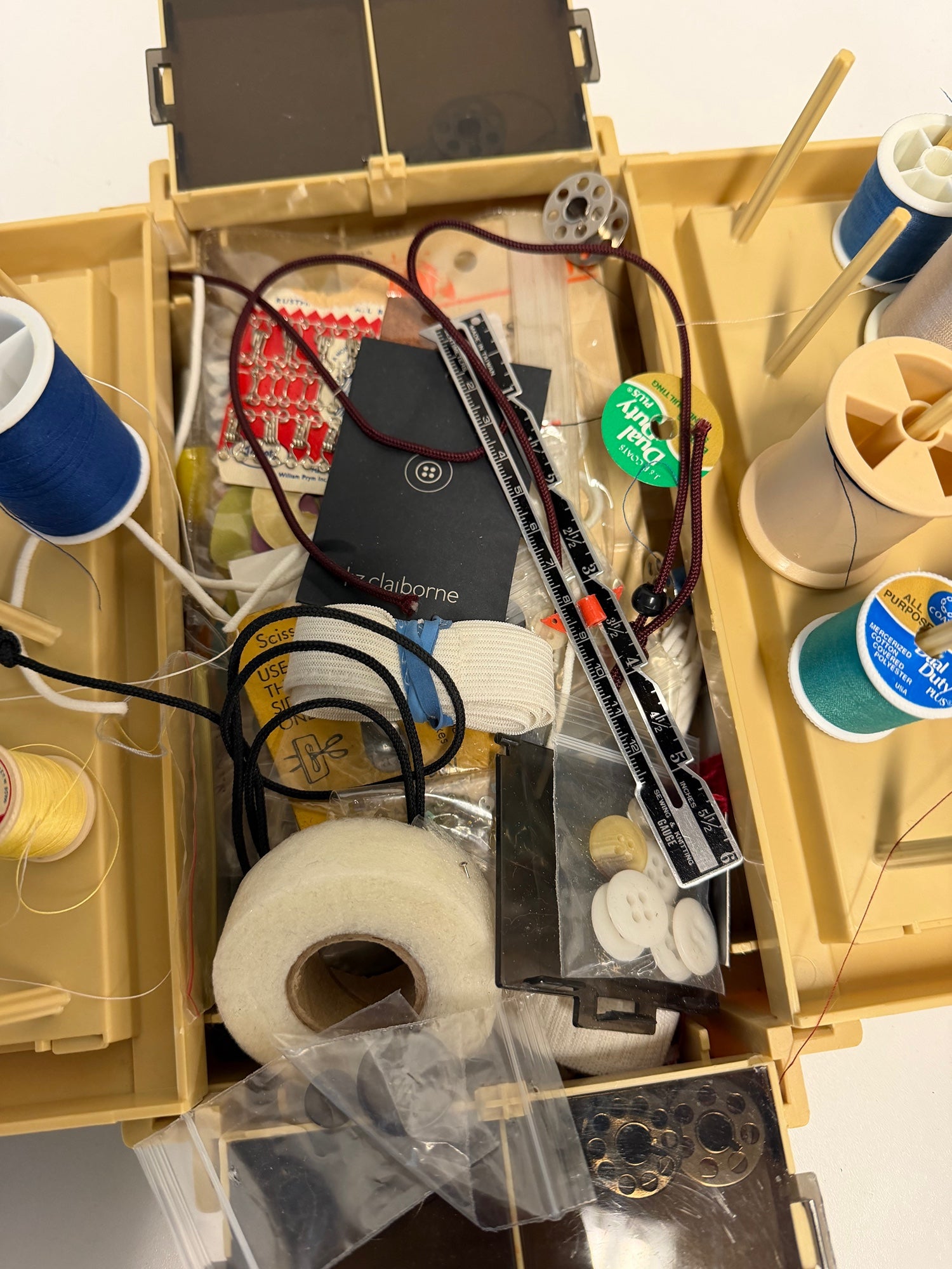 Vintage WORLD WIDE MEDIA Expanding Sewing Box Kit