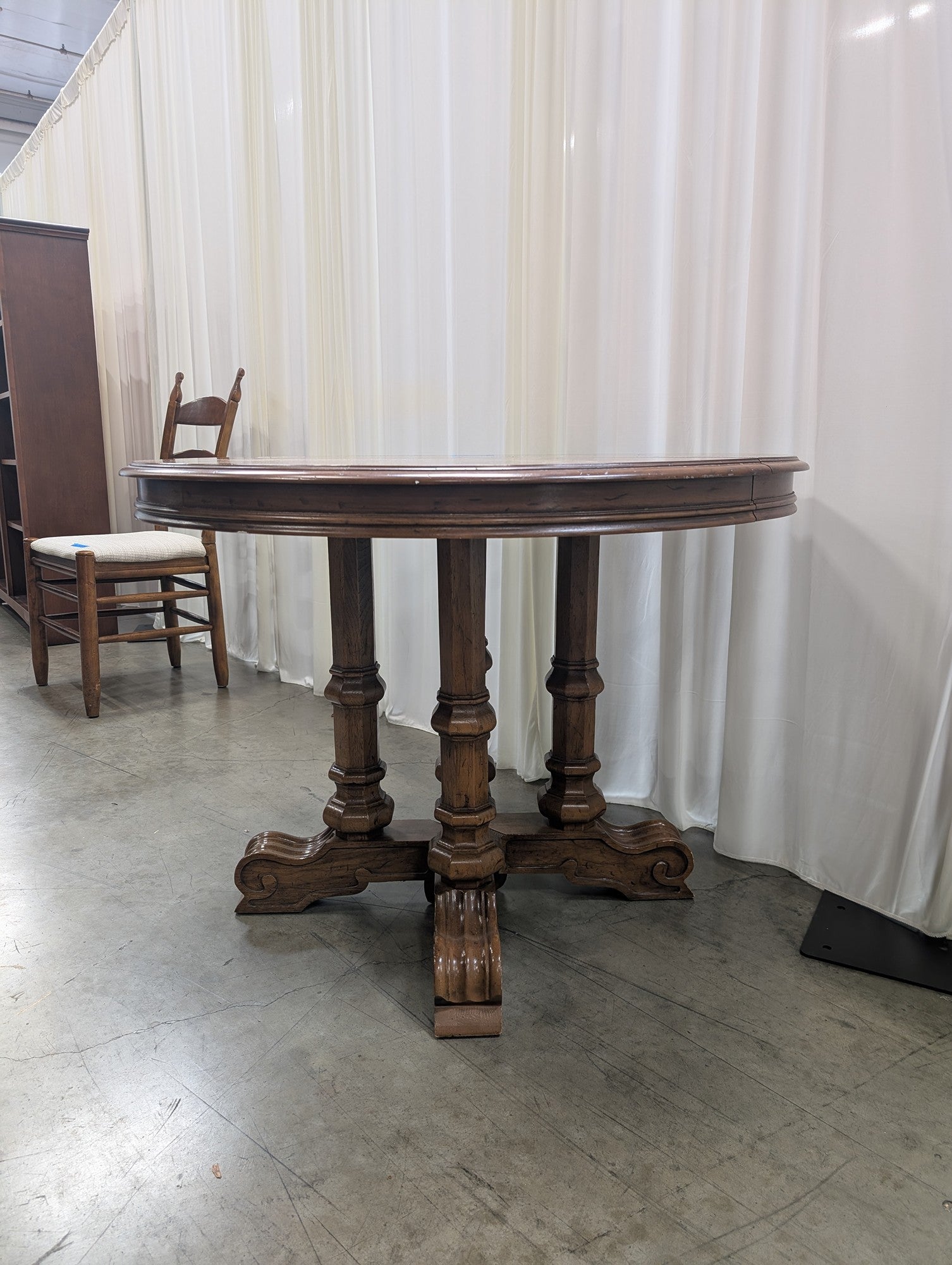 Traditional Round Pedestal Dining Table
