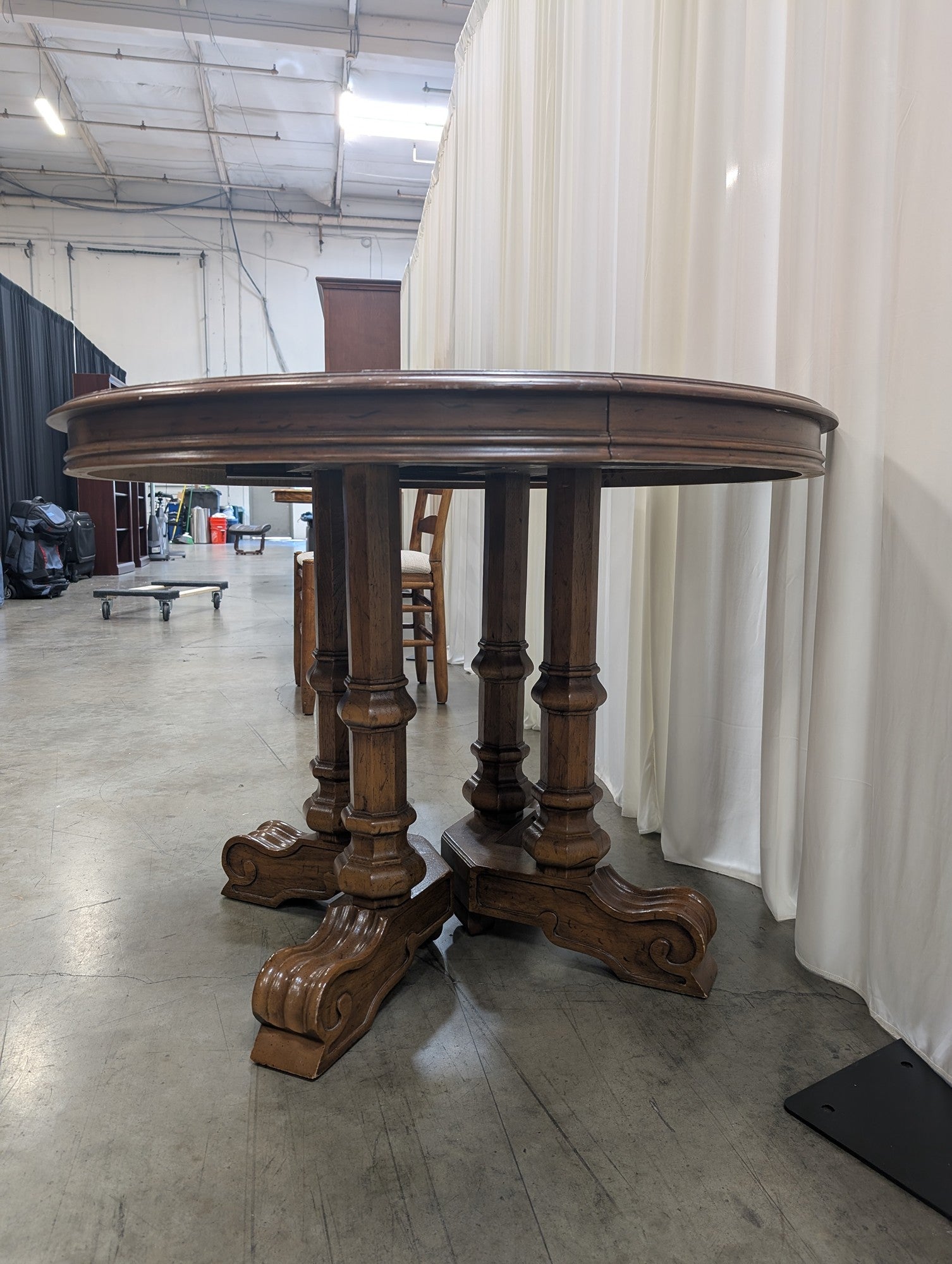 Traditional Round Pedestal Dining Table