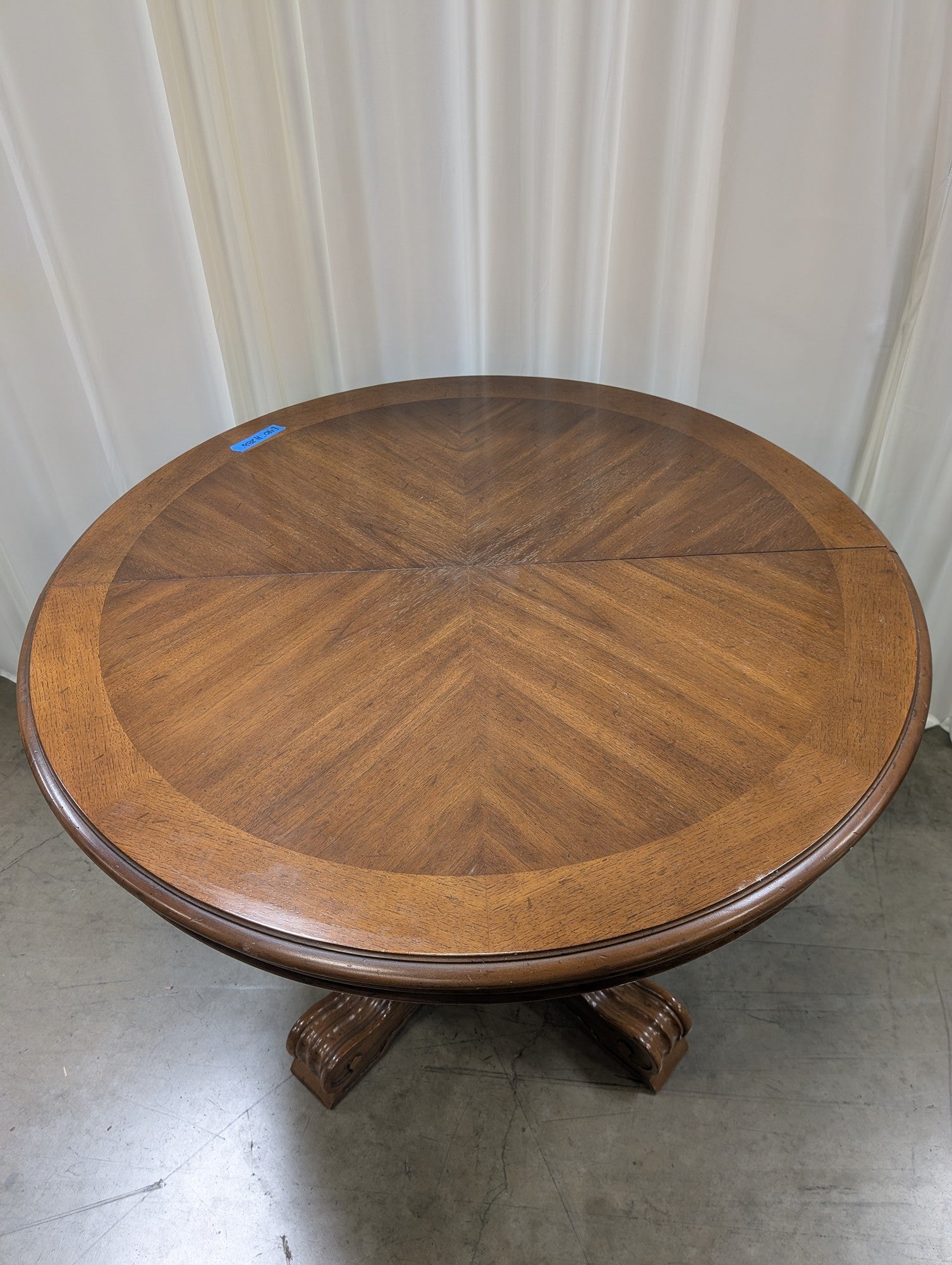 Traditional Round Pedestal Dining Table